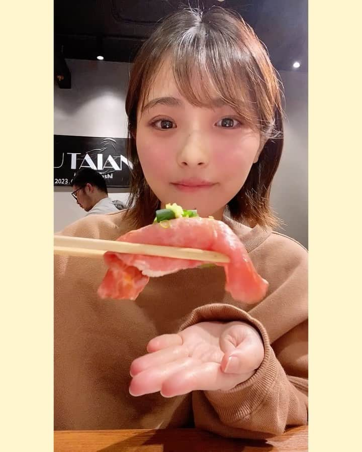 片岡沙耶のインスタグラム：「. 今回は先月オープンした 肉バルSHOUTAIAN船橋店で 黒毛和牛堪能コースをいただきました🍖 . 最初の動画はコースの後半に出てきた "和牛の炙り肉寿司"🐄🍣 (私は一番搾りと赤ワインを飲んでる ほわほわしております。笑) . そして今回もありました！ 将泰庵の名物の"飲めるハンバーグ"🤤 断面の動画が撮れたのでみなさまに共有！ ジュワッとジューシーで美味しいハンバーグです🤤 . 前回は頼まなかった"王者の炙りユッケ"を 追加でいただきました！ コースの"黒毛和牛の炙りユッケ"とは また違う美味しさでどちらもペロリでした🥹 . 最後は無糖紅茶ハイとデザート〆🍰 店員さんもとても楽しい方ばかりで 楽しく食事が出来ました🥳💕 . #将泰庵 #焼肉 #飲めるハンバーグ   #船橋駅 #KIRIN #一番搾り #PR」