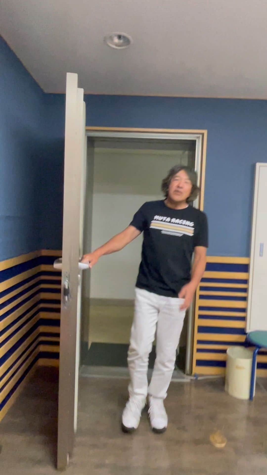 のインスタグラム：「今日も17時から生放送！！ FM愛知イブニングストリート よろしくお願い致します。  #FM愛知 #イブニングストリート #黒岩唯一 #ラジオ #ラジオ付きと繋がりたい #生放送 #807 #新しい地図 #雨上がりのステップ #ラジ王 #優勝 #歌ってみた」