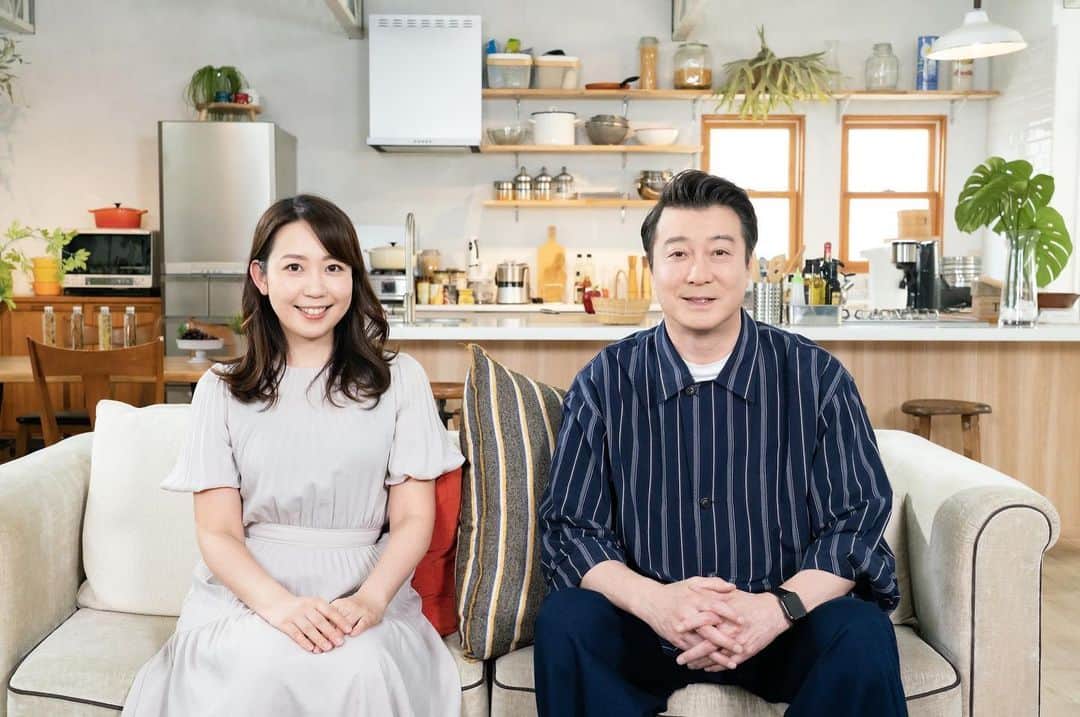 須黒清華のインスタグラム：「今夜10時から BSテレ東で新番組がスタートします！ 「居間からサイエンス」 日本が誇るサイエンティストの皆さんに、加藤浩次さんがNGなしで切り込んでいきます👨‍🔬✨  サイエンス、というと難しいイメージがあるかもしれませんが、 加藤さんも私も全くの素人！ 加藤さんがわかるまで深掘りしてくれるので、きっとこれまでサイエンスにあまり興味がなかった方にも楽しんで頂けると思います✨  初回の今日は 次世代エネルギーとして注目されている「ペロブスカイト太陽電池」を発明した宮坂力教授がゲストです。 薄くて曲げられる太陽電池を発明したきっかけや、宮坂教授自身の人生まで、徹底的に掘り下げていきます！  ぜひご覧ください💁‍♀️ #居間からサイエンス #加藤浩次 さん　#新番組 #須黒清華 #ペロブスカイト太陽電池 噛みそう…笑 #次世代エネルギー」