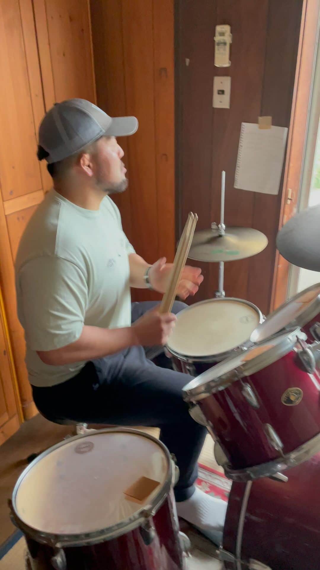 のインスタグラム：「6回目🥁 DAY 6 of my Drum life🥁  最近行けてなかったドラム🥁久々のドラム🥁 やっぱり最高に楽しい🥁😆 ドラム🥁しか勝たん。  人類にとっては、どうでもいい1歩だが、私にとっては大きな6歩目🦶  #ドラム #drum #Day6 #音楽 #music #久しぶりのドラムレッスン #ドラム最高 #ドラムしか勝たん #ラグビー #rugby」