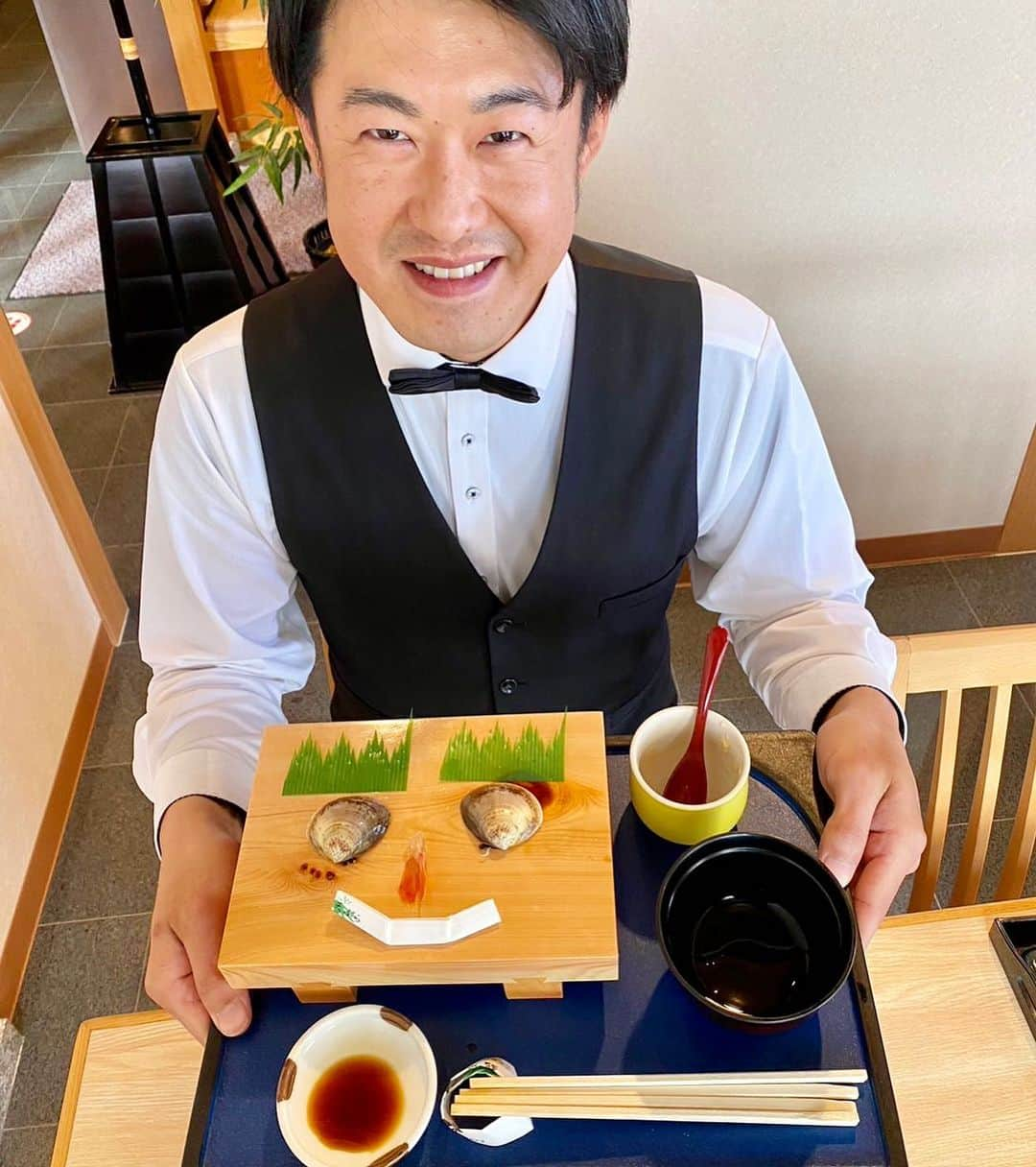 新山大さんのインスタグラム写真 - (新山大Instagram)「食べ終えた食器は感謝の意を表してお店にお返しするのが私のポリシー  #はまぐりお目目海老尻尾お鼻バラン眉毛割り箸袋お口くん #ハッピィぐるめ #未佳様が撮ってくださいました #ABA #三沢」4月19日 16時56分 - dai_niiyama