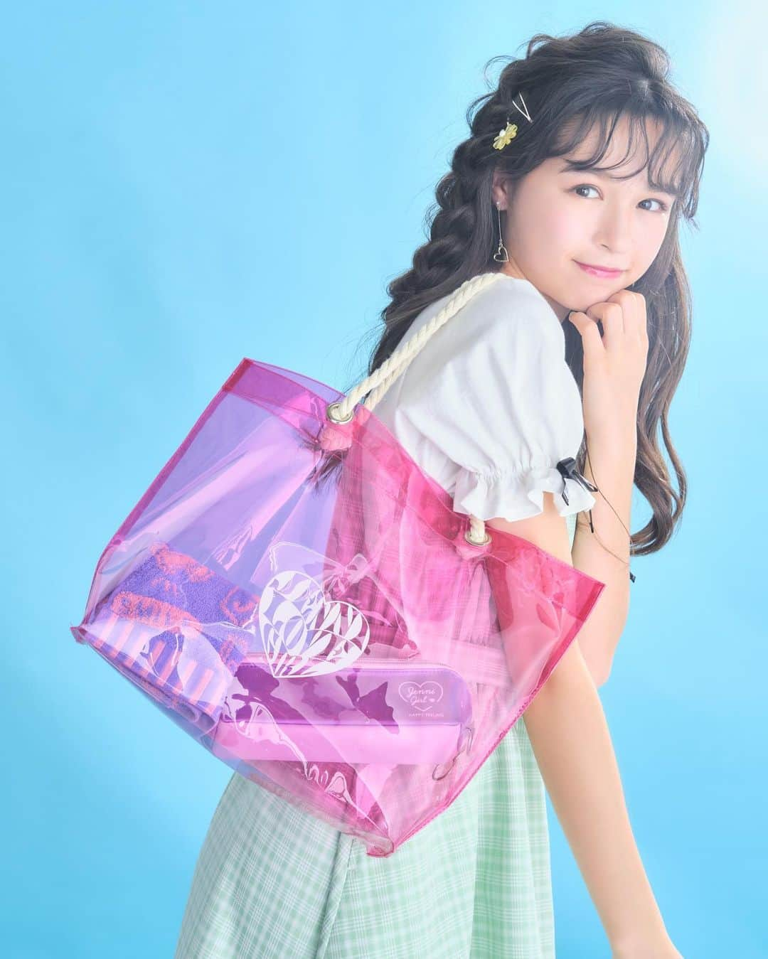 ニコ☆プチさんのインスタグラム写真 - (ニコ☆プチInstagram)「💗🎀🛍  あさって21日発売『ニコ☆プチ6月号』のふろくは #ジェニィラブ （ @jennilove_official ）のクリアトートバッグ！ クリアピンクが超かわいくて、 中身がいーっぱい入る！😳💕 プールバッグとしても使えるから、 夏のお出かけにたくさん使っちゃお〜⛱️ ぜひチェックしてね✨  📸Photo by @kusumoto_takaki  👗Stylist @stylist_tanakaayumi  💄Hair&Make/Mai(Nord) 👧Model @haluha.hoshina   @jennilove_official  #ニコプチふろく #ジェニィラブ #jennilove #星名ハルハ #クリアトートバッグ #クリアバッグ #雑誌 #雑誌付録 #付録 #ニコプチ」4月19日 17時00分 - nicopuchi_official