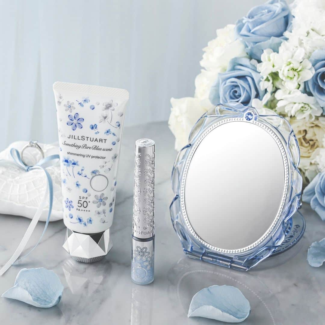 JILLSTUART BEAUTYのインスタグラム：「JILL STUART Something Pure Blue Limited items 〜My Dearest Blue Ring〜 4月28日(金)より発売 《予約受付中》  ■サムシングピュアブルー セント 　シマリング ＵＶプロテクター(限定品) つけた瞬間から肌を明るくキラキラと輝かせてくれるジェルタイプの日やけ止め。  ■サムシングピュアブルー セント 　アイダイヤモンド グリマー(限定品) ブルーダイヤモンドをイメージした限定アイカラー&アイライナー。  ■サムシングピュアブルー  コンパクトミラー Ⅱ (限定品) ベストセラーのコンパクトミラーが、サムシングピュアブルーの世界観を纏って限定登場。  ※公式オンラインショップでは予約完売している場合がございます。 4月28日(金)の発売をお待ちください。  #jillstuart #jillstuartbeauty #ジルスチュアート #サムシングブルー #サムシングピュアブルー #花嫁 #花嫁メイク #ウェディング #ギフト #UVプロテクター #UVケア #日やけ止め #アイカラー #アイライナー #ミラー #コンパクトミラー」