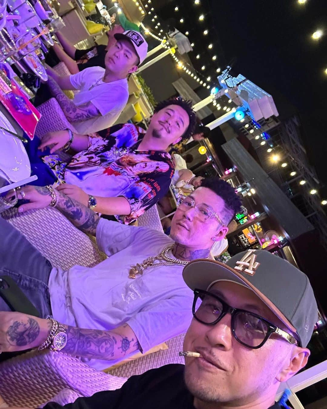 Kayzabroさんのインスタグラム写真 - (KayzabroInstagram)「Dinner with my homies🦞 ビーチ沿いのシーフードレストランで #thailand #pattaya #selfmade #kowichi #zotonthewave #candee #ak69 #worldtraveler」4月19日 17時03分 - kayzabro_ds455