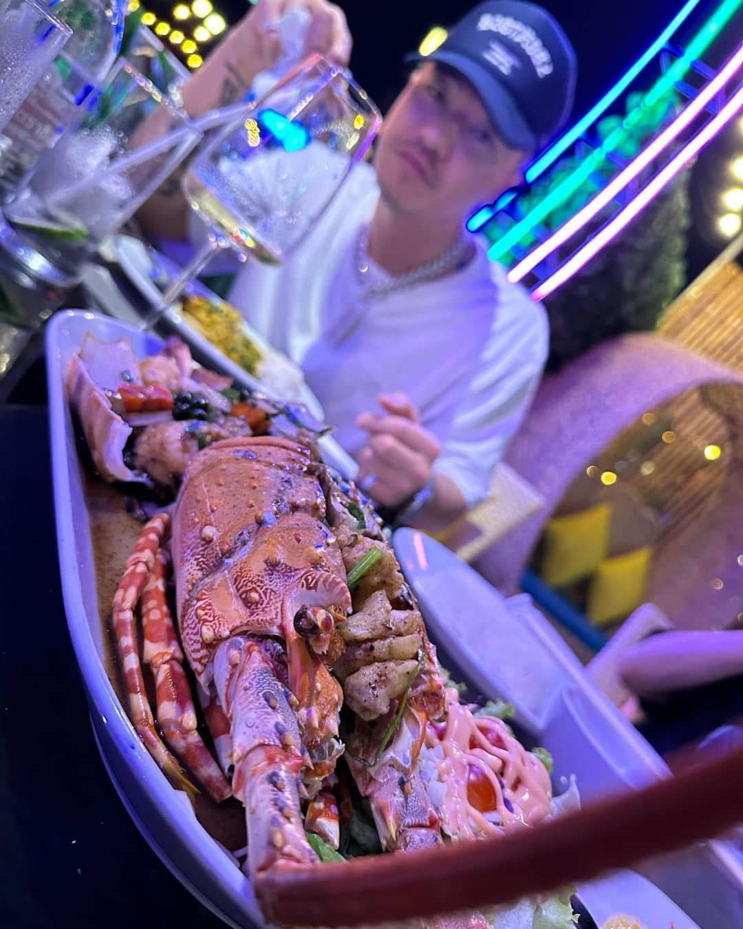 Kayzabroさんのインスタグラム写真 - (KayzabroInstagram)「Dinner with my homies🦞 ビーチ沿いのシーフードレストランで #thailand #pattaya #selfmade #kowichi #zotonthewave #candee #ak69 #worldtraveler」4月19日 17時03分 - kayzabro_ds455