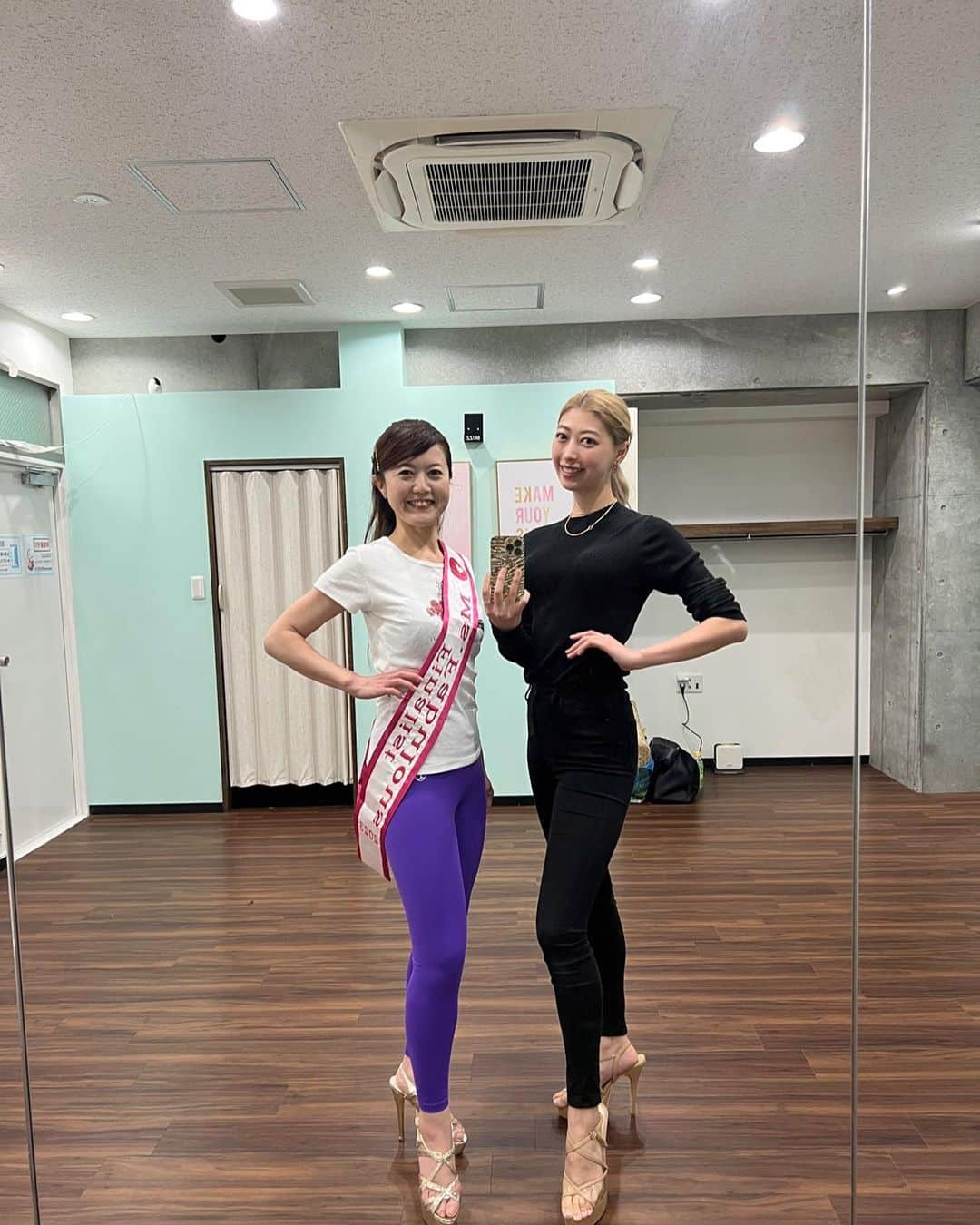 水乃あつみのインスタグラム：「@mrs_intl_japan   今年度公認ウォーキング講師をさせていただいておりますMrs.International&Ms.Fabulous2023👠  いよいよ来週末に本番を迎えます✨  ファイナリストの皆様本当に努力していて、本番に向け全力で取り組んでくださっています。  残り1週間強で焦る気持ちが強くなりやすい時期ですが、焦った時は深呼吸をしてみてください😌  そして、いま自分が必要なこと＝笑顔でステージに立つためのことを考えて行動すれば、自ずとやることが明確になっていくと思います。  最後まで諦めずにご自身の表現を磨いていき、ステージは笑顔で楽しめるようにサポートさせてください✨  また現在大会観覧チケット販売中です💃 詳しい詳細は公式インスタグラム、または、私までご連絡ください☺️ ご案内いたします。  (お写真載せられていない生徒様画像が手元になく...すみません🥲)   #ミセスインターナショナル  #ミズファビュラス   #model #walking   #現役モデルによるウォーキングレッスン #美ボディ  #ウォーキングレッスン #ウォーキング講師 #ウォーキングレッスン東京 #モデルウォーキング #コンテストウォーキング #ミセスコンテスト #ミスコンテスト #ジュニアコンテスト #モデル  #ウォーキング女子  #ファッションショー  #しなやかな身体  #モデル  #ウェルネス #フィットネスモデル」