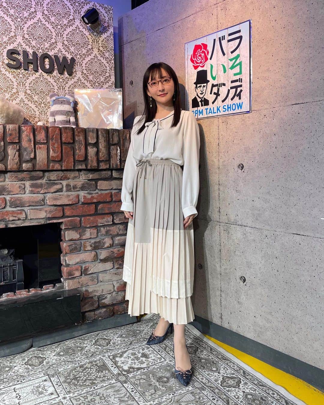 松澤千晶のインスタグラム：「バラいろダンディ火曜日  一言日記　30過ぎの必死の前髪  アカデミックな火曜日が大好きなのですが、この日はいろいろありましたね。  tops @millioncarats_official skirt @fumiku_tokyo accessory @accessories_blossom_jp  #バラダン #TOKYOMX」