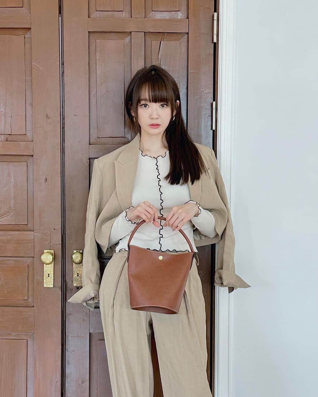 カン・ミンギョン のインスタグラム：「👜 @longchamp #광고 캠코더 하나 쇽, 파우치 하나 쇽 넣고 망원동 투어 🤎➰ #롱샴가방 #롱샴에퓌르」