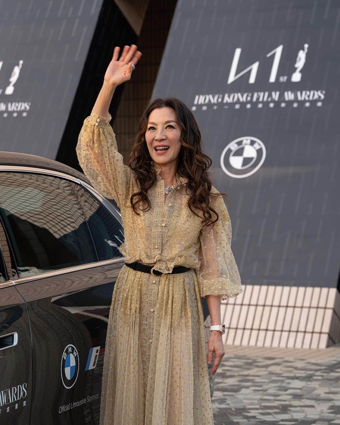 BMWのインスタグラム：「This duo is everything ✨ @michelleyeoh_official and the BMW i7 at the @hongkongfilmawards.  #THEi7 #BMW #ThisIsForwardism @bmwhongkong  __  BMW i7 xDrive60: Combined power consumption: 19.6–18.4 kWh/100 km. Combined CO2 emissions: 0 g/km. Electric range: 590–625 kilometers. All data according to WLTP. Further info: www.bmw.com/disclaimer」