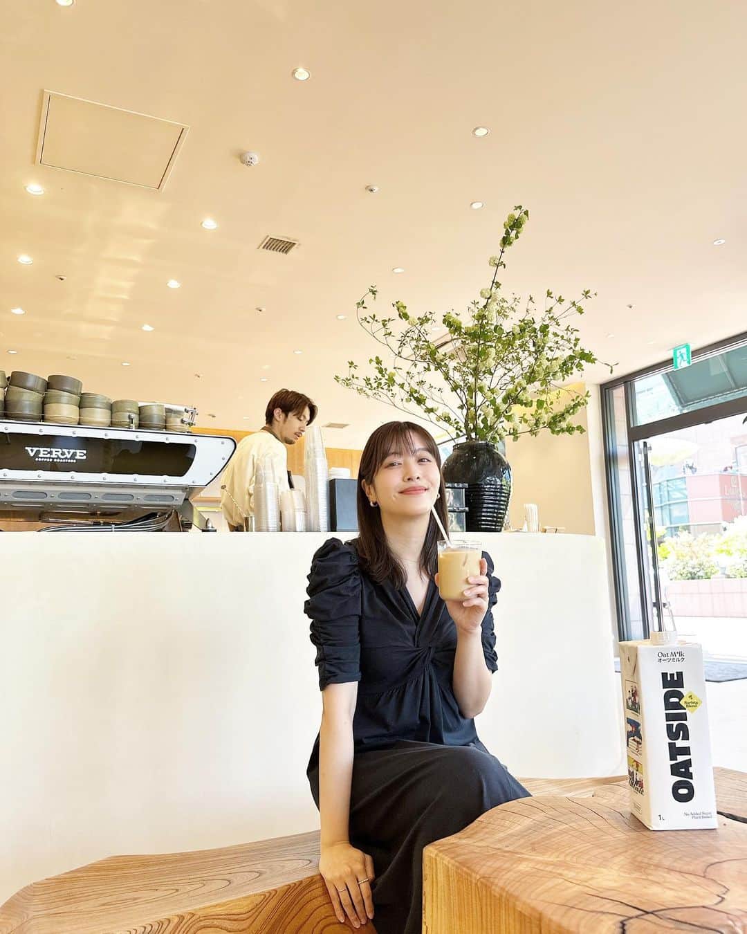佐藤あやさんのインスタグラム写真 - (佐藤あやInstagram)「昨年日本上陸したばかりの大好きなオーツミルクブランド「OATSIDE」を使ったスパイスオーツミルクラテがVERVE COFFEEで飲めるよ🥤  暑かったのでアイスでゴクゴク飲んじゃった😋  このメニューはアースデーの期間限定ドリンクで、今月の30日までいただけます🤍  #オーツミルク#oatside#OatsideOfEarth#vervecoffee#vervecoffeeroasters#アースデー#earthday#oats#オーツサイド」4月19日 17時10分 - faafa8