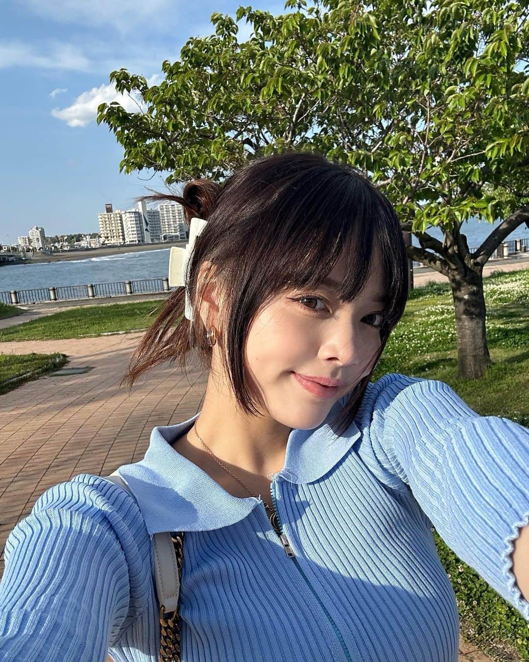 仲本莉絵瑠のインスタグラム：「寂しい気持ちって埋めたいけどどうも埋めきれませんよね〜ルララ〜宇宙の風に乗る〜」