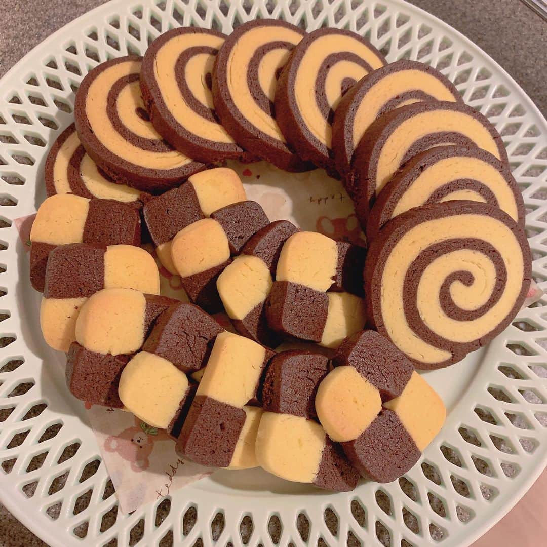 高橋まりなさんのインスタグラム写真 - (高橋まりなInstagram)「. 久しぶりにアイスボックスクッキーを作ったら、上手にできた🍪 当たり前だけど、、 丁寧にやると仕上がりは綺麗になるね🌀 子ども達にも好評だったので、また焼こう♡ . . . #アイスボックスクッキー#手作りおやつ#おやつ作り#クッキー#3きょうだい」4月19日 17時16分 - marina._.takahashi