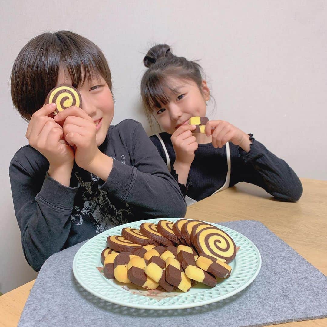 高橋まりなのインスタグラム：「. 久しぶりにアイスボックスクッキーを作ったら、上手にできた🍪 当たり前だけど、、 丁寧にやると仕上がりは綺麗になるね🌀 子ども達にも好評だったので、また焼こう♡ . . . #アイスボックスクッキー#手作りおやつ#おやつ作り#クッキー#3きょうだい」