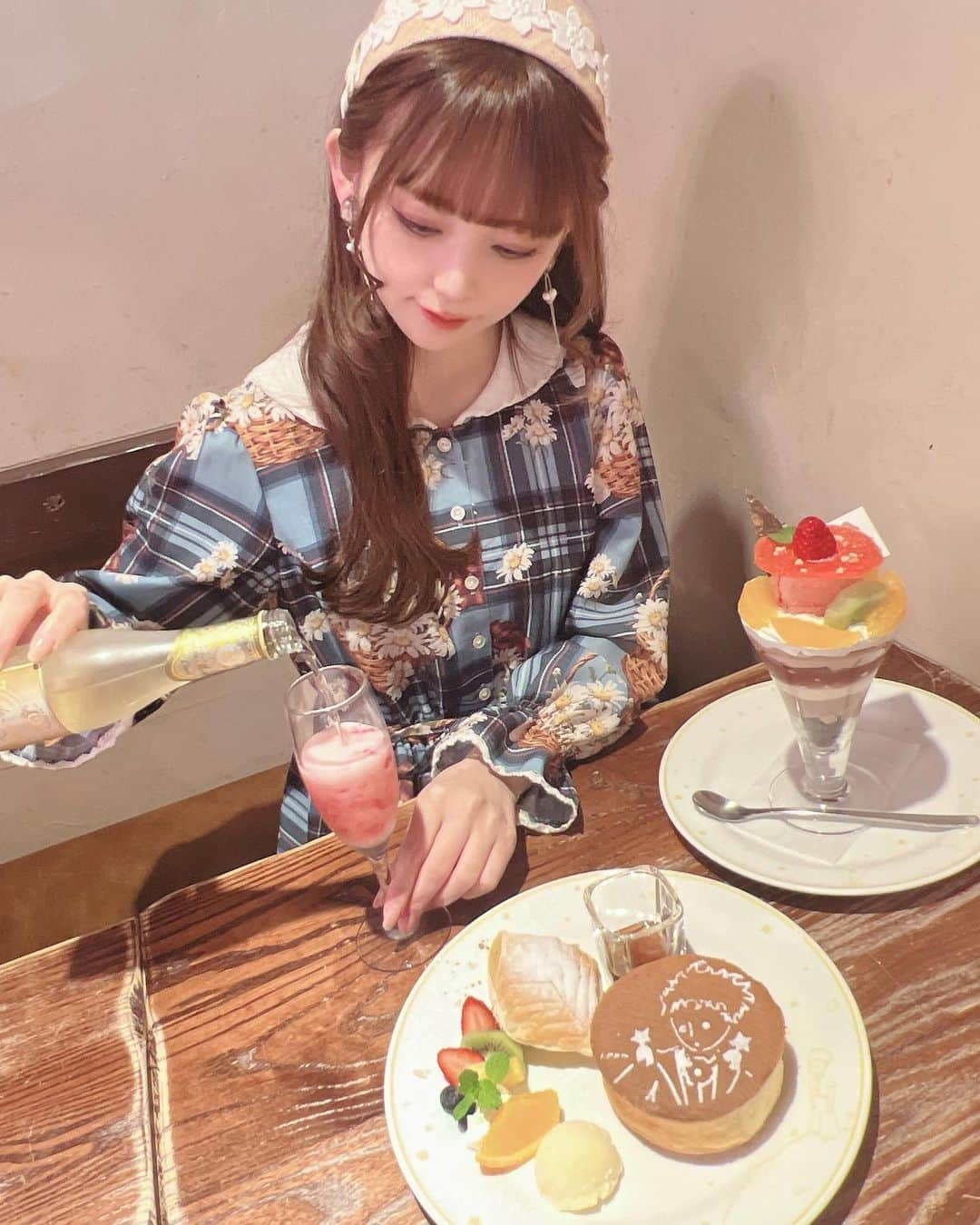 深澤翠さんのインスタグラム写真 - (深澤翠Instagram)「⭐︎星の王子さまミュージアム⭐︎  閉館前に周遊謎解きもしておきたくて 行ってきました⭐︎  とにかくどこもかしこも可愛くて やっぱりサン=テグジュペリの絵ってものすごく好き☺️となりました  舞台で観ていたりして だいたい背景はわかっていたつもりでしたが より深く知ることができてとても楽しかったです⭐︎  レストランは絶対行ったほうが良いと聞いていたので1番に並びました笑 ゾウを飲み込んだウワバミのオムライス！！！！！最高⭐︎  周遊謎も、プレイしている人だけに用意されたスタンプがあったりして わくわくしながら展示をみたり 滑り込みで行くことができて良かったです⭐︎  #星の王子さまミュージアム  #サンテグジュペリ  #タカラッシュブラックレーベル  #lolitafashion」4月19日 17時19分 - midorifukasawa