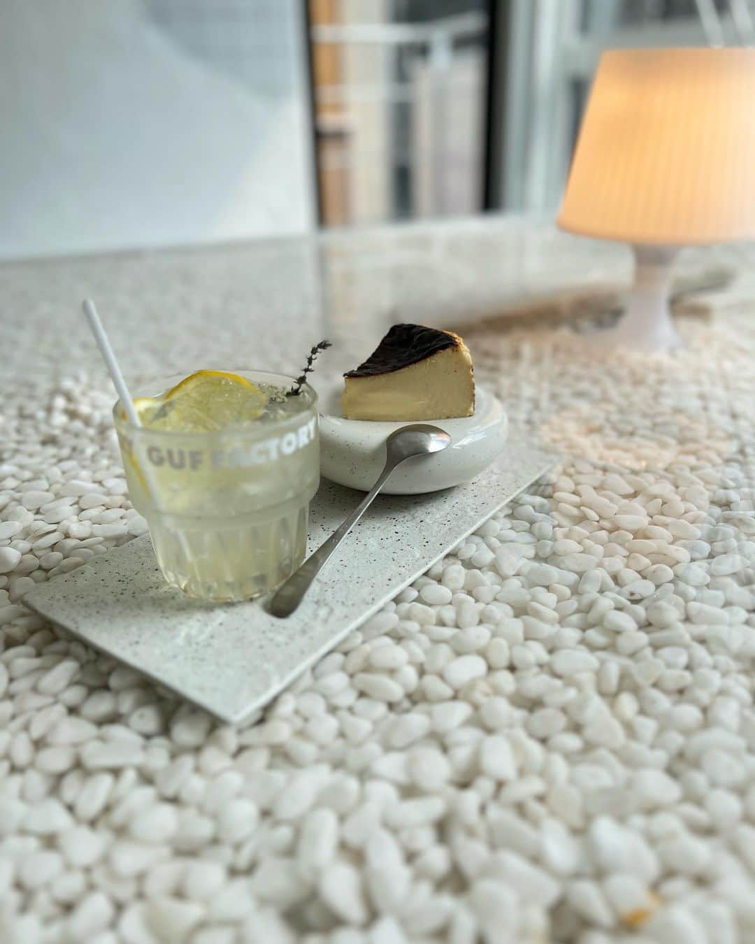 吉村美紀さんのインスタグラム写真 - (吉村美紀Instagram)「美スト6月号のときのオフショット写真✨  新大久保ロケが楽しかった〜 最初に行ったのはテーブルに水がはっている不思議なカフェ！ 写真映えするし、チーズケーキも美味しい人気のカフェだそう。  @guf.tokyo   ごはんも美味しかったし、何より歩いているだけで韓国気分を味わえて楽しい❣️  最後に行ったシートパック専門店も楽しかったです。 納豆成分の入ったシートパックなど、色々あって迷っちゃいました。  #新大久保ロケ #美スト #食べ歩き #美容 #シートパック #韓国」4月19日 17時22分 - lespros_miki
