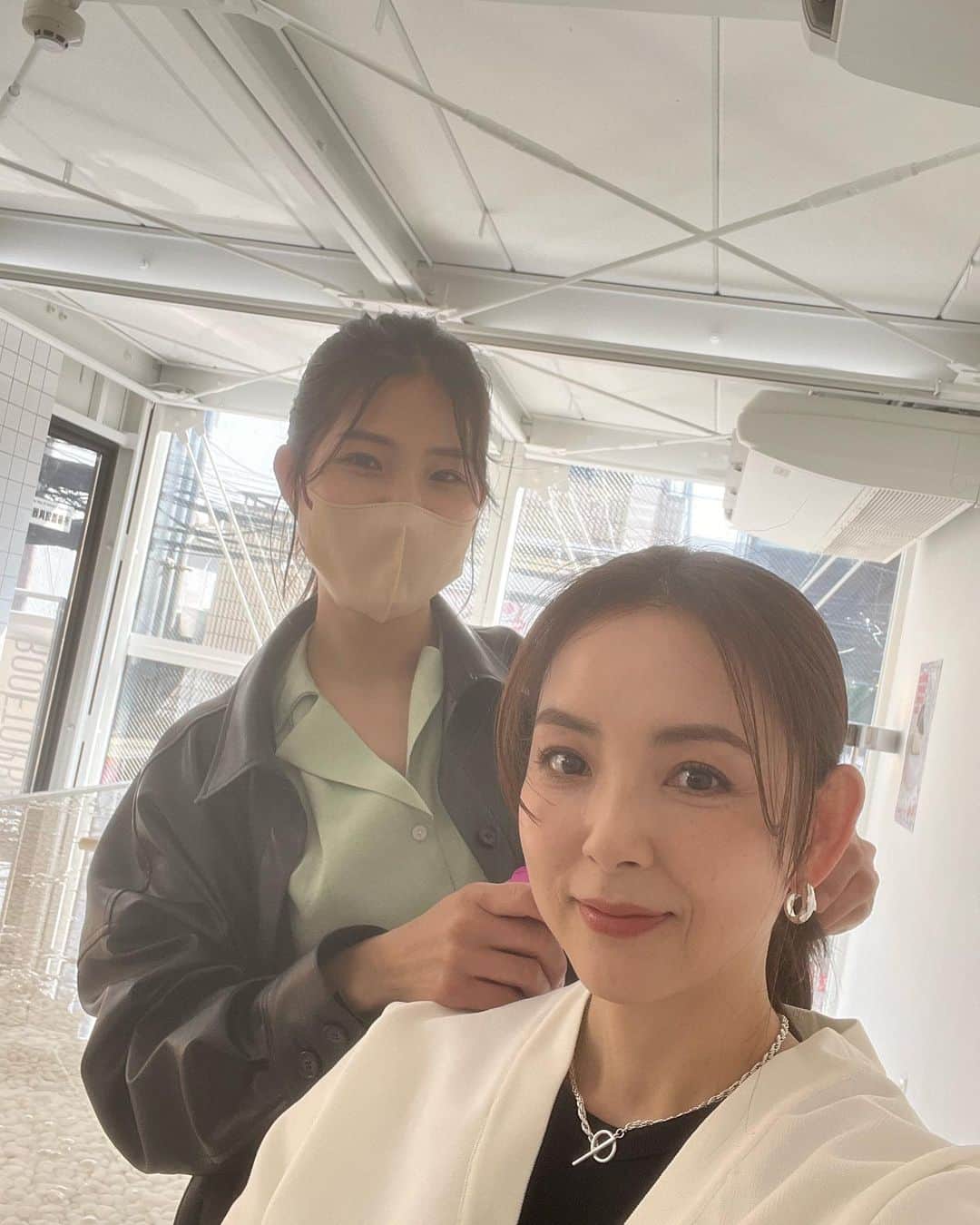 のインスタグラム：「美スト6月号のときのオフショット写真✨  新大久保ロケが楽しかった〜 最初に行ったのはテーブルに水がはっている不思議なカフェ！ 写真映えするし、チーズケーキも美味しい人気のカフェだそう。  @guf.tokyo   ごはんも美味しかったし、何より歩いているだけで韓国気分を味わえて楽しい❣️  最後に行ったシートパック専門店も楽しかったです。 納豆成分の入ったシートパックなど、色々あって迷っちゃいました。  #新大久保ロケ #美スト #食べ歩き #美容 #シートパック #韓国」