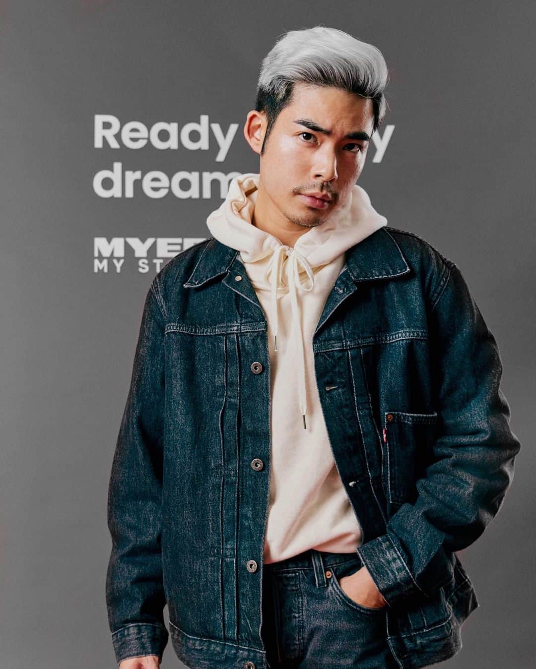 Christoffer Chengのインスタグラム：「Have you ever found it difficult to pick the perfect denim pieces for your wardrobe? Definitely consider to pay a visit to the @myer denim experience, where a stylist offers personalised styling advice to create your dream denim look 🥳」