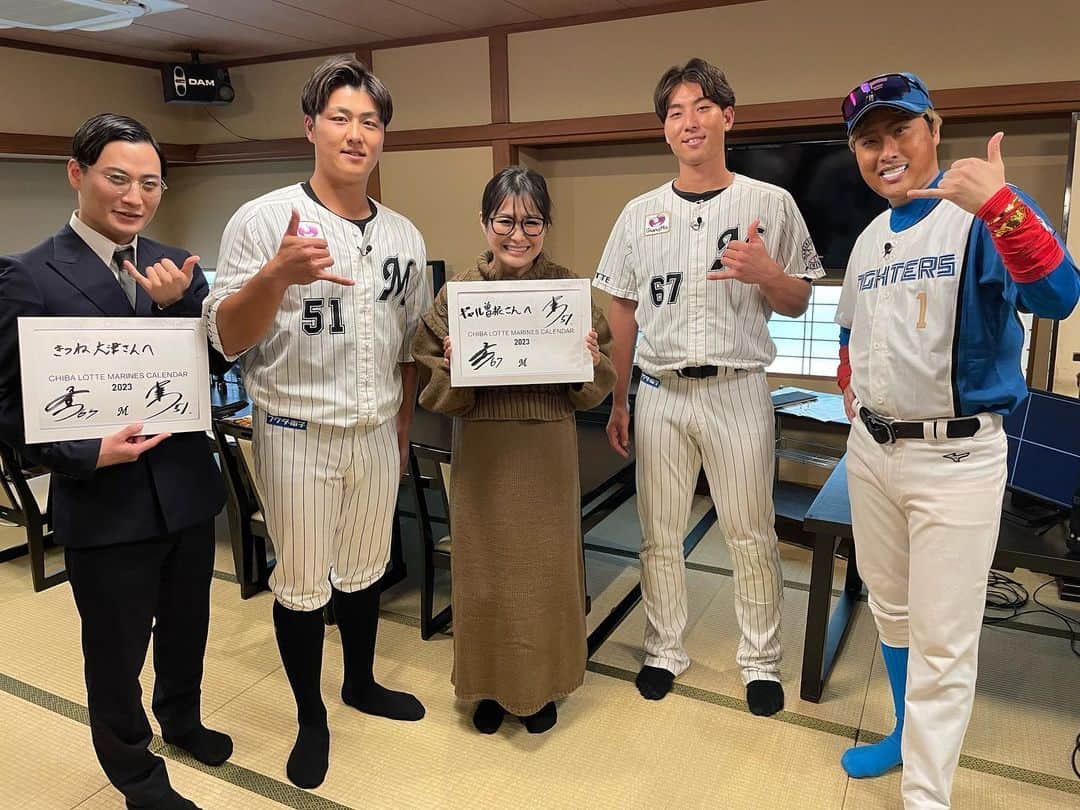 ギャル曽根のインスタグラム：「スターと撮ってもらった写真が行方不明になってました😭😭😭😭 ようやく発見🥲🫶🏻🫶🏻🫶🏻  千葉ロッテ 茶谷健太選手と山口航輝選手😳✨✨✨✨ きつねの淡路さん大津さんと💜❤️ やっぱり現役選手の食べっぷりにびっくりしました😳😳😳😳 そして高身長でかっこいい🫣✨✨ 皆様気さくで優しくて楽しい現場でした🥹❤️❤️❤️ ありがとうございました🧚🏻‍♀️💜❤️ カレンダーも頂いてしまった😳🫶🏻🫶🏻🫶🏻🫶🏻🫶🏻 #千葉ロッテマリーンズ #山口選手 #茶谷選手 #淡路さん #大津さん #有吉ゼミ #🍚」