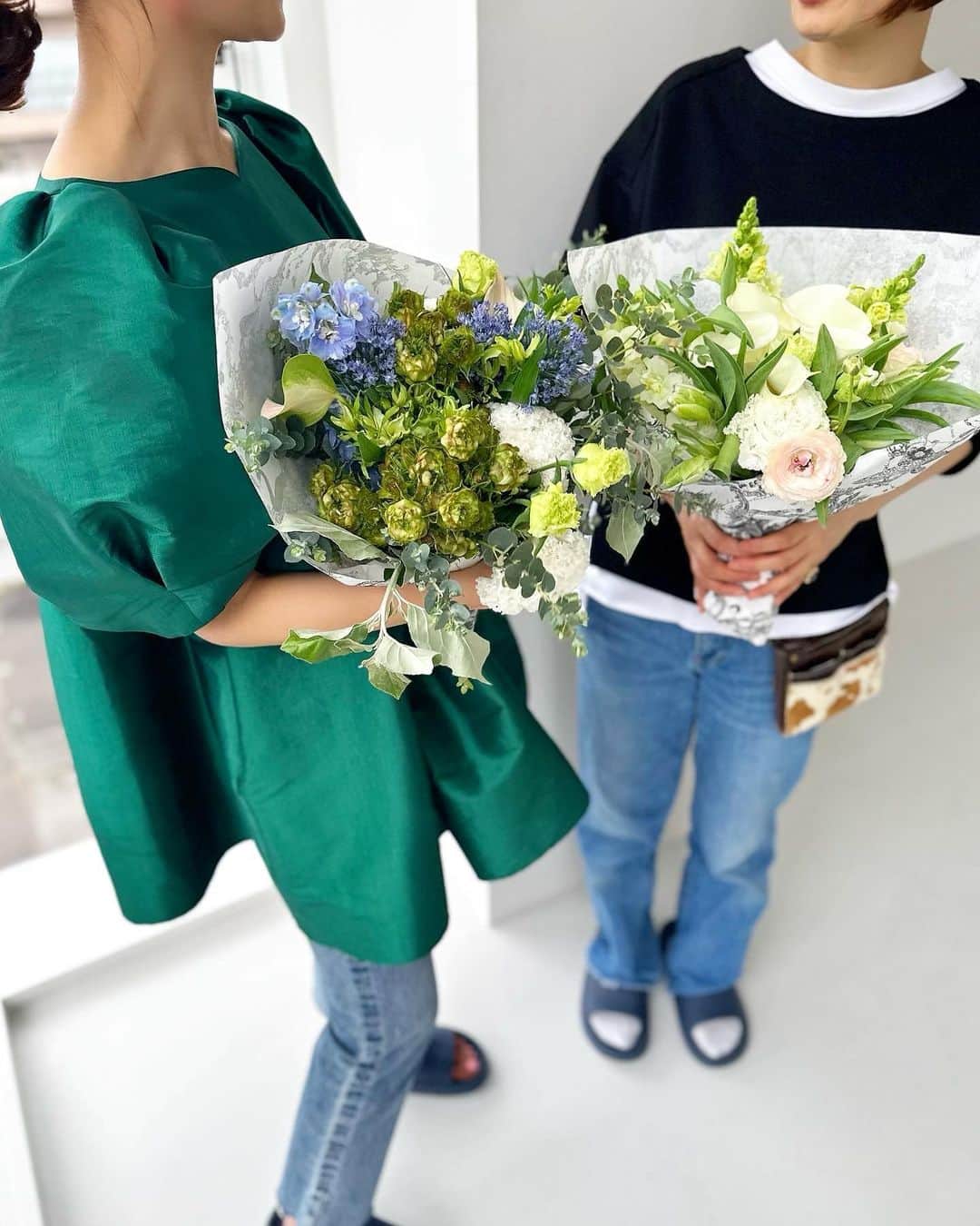 川人未帆さんのインスタグラム写真 - (川人未帆Instagram)「・ @gigifleuriste の由美子さんと記念撮影💕  お花はもちろんのこと、包み紙やショッパーもとっても素敵なんです✨ 撮影後に、使ったお花を包んでみんなに配ってくださいました☺️💐✨✨  贈り物にもとっても喜ばれるので、私はいつもお願いしています✨ お店に行かずとも、ネットでポチッとできますよ💓💓💓」4月19日 20時49分 - miho0319kawahito