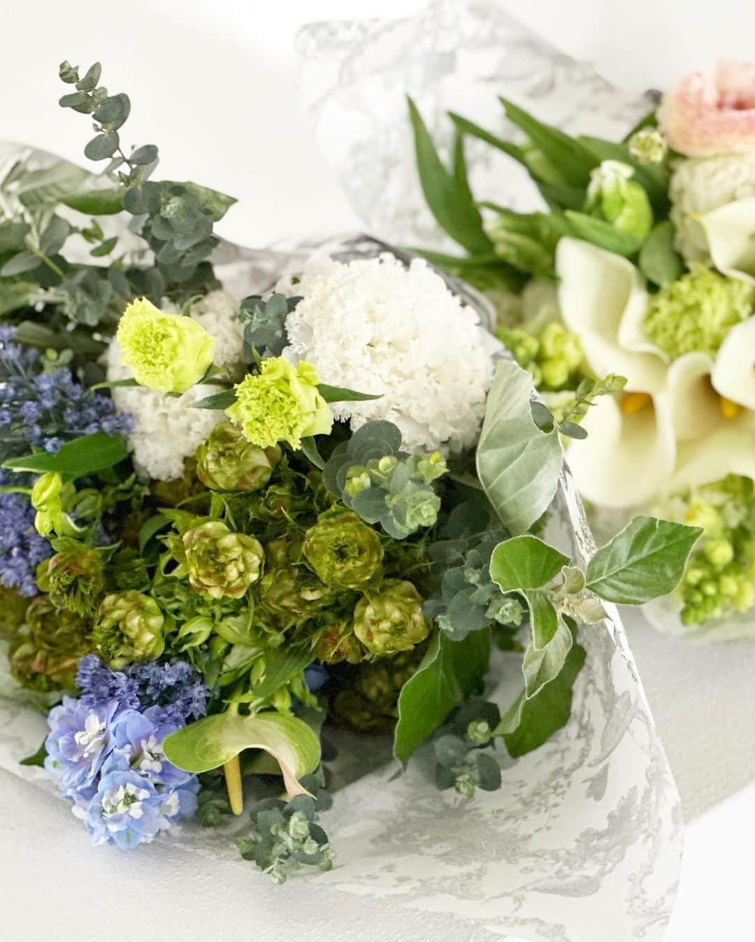 川人未帆さんのインスタグラム写真 - (川人未帆Instagram)「・ @gigifleuriste の由美子さんと記念撮影💕  お花はもちろんのこと、包み紙やショッパーもとっても素敵なんです✨ 撮影後に、使ったお花を包んでみんなに配ってくださいました☺️💐✨✨  贈り物にもとっても喜ばれるので、私はいつもお願いしています✨ お店に行かずとも、ネットでポチッとできますよ💓💓💓」4月19日 20時49分 - miho0319kawahito