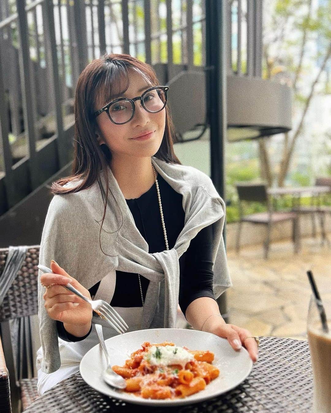 ANNA 杏奈のインスタグラム：「この間天気が良かったのてお友達とテラスランチ🍝 ┈┈┈┈┈┈┈┈┈┈┈┈┈┈┈┈┈┈┈┈ YAG BEAUTY CLINIC @yagbeauty_official レーザートーニング ┈┈┈┈┈┈┈┈┈┈┈┈┈┈┈┈┈┈┈┈ 通っていたのはコロナ前🥲‎ コロナで色々お休みしてたけど久しぶりに行けました‪🫶🏻🤍 この数年でシミが発生して早く行きたくてしょうがなかった😇 シミ、くすみ、毛穴等色々効くので楽しみ💜  施術も20分くらいで終わるのでサクッと用事の合間にいけちゃうのも嬉しい☝️1ヶ月に1回続けていきたい☺️  ご予約の際に私のInstagramを見たで yagレーザートーニング＋パック 通常価格￥9,000＋tax が ご新規様￥2,980＋tax になるので気になる方は是非✨ . . .  #YAGBEAUTY #レーザートーニング #RRRマスクパック #スキンケア #美容 #美容クリニック #美肌 #美肌治療 #美肌ケア #美白 #美白ケア #美容医療 #渋谷 #美容好きな人と繋がりたい #スキンケアマニア  #大人カジュアル #カジュアルコーデ大人可愛い #カジュアルコーデ #アラサーコーデ  #アラサー女子 #前髪 #トレンド #トレンドコーデ #シアートップス #デニムコーデ #サスペンダー #眼鏡女子 #etretokyo #zoff #ロングヘア」