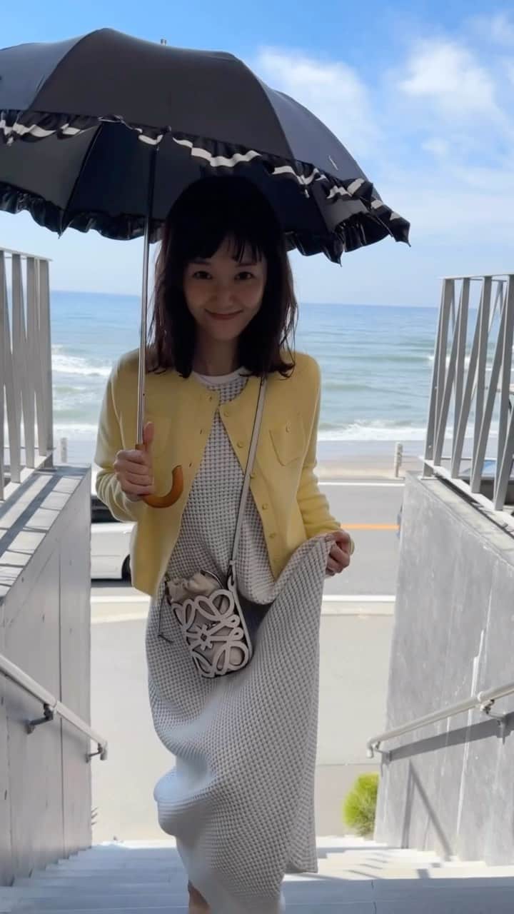 のインスタグラム：「海の近くに住んでいながら焼けたくない人⛱  . #海 #日傘女子」