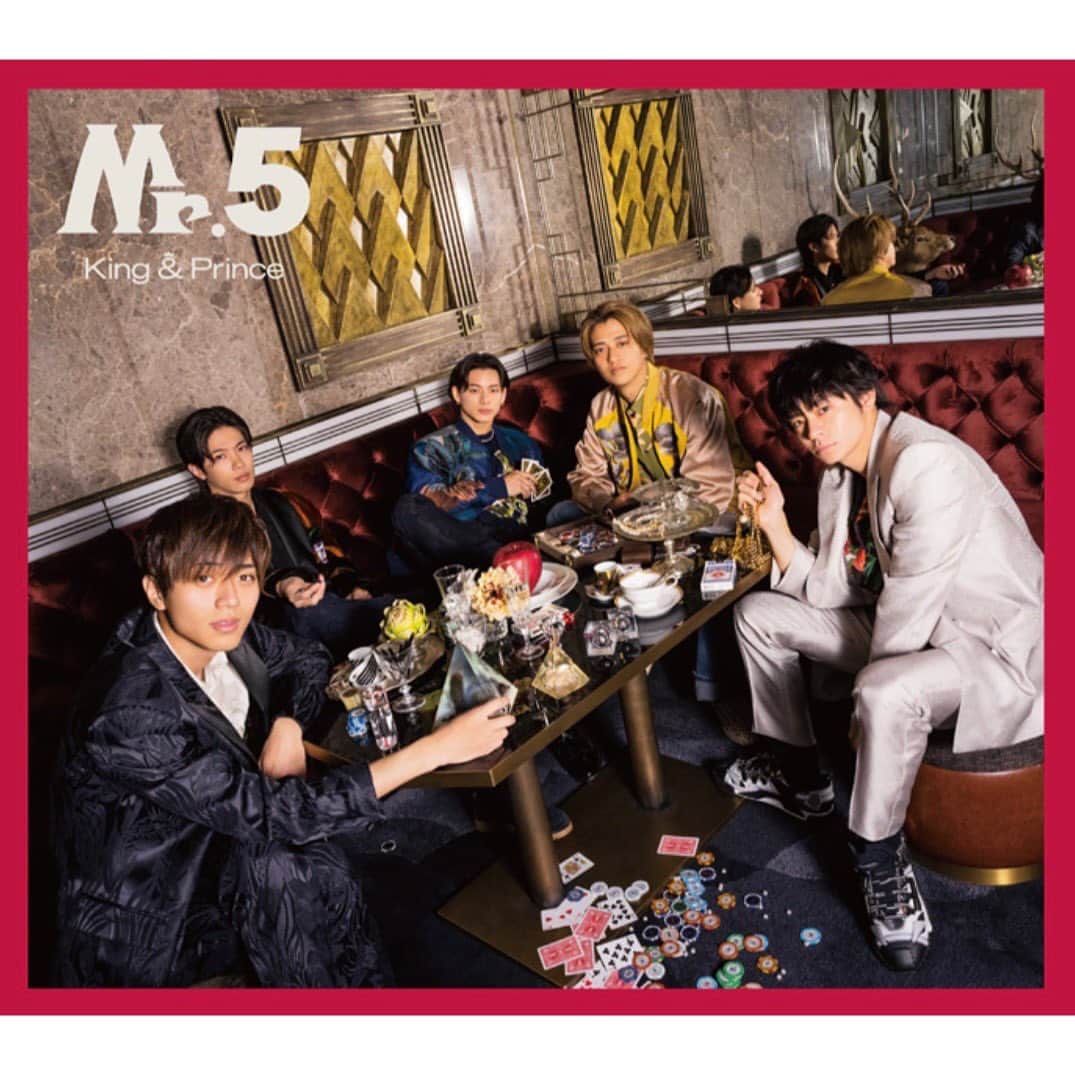 草川瞬さんのインスタグラム写真 - (草川瞬Instagram)「【Works】 ⁡ 2023.04.19 Release!! ⁡ King & Prince BEST ALBUM 【Mr.5】 ⁡ 収録 ・君を待ってる (作曲) ・ I promise (作詞,作曲) ⁡ 提供させて頂きました ⁡ そして コーラスも多くの楽曲で参加させて頂いております ⁡ 個人的な感情を言わせてもらうと 嬉しくもあり寂しい気持ちも否めない 凄くエモーショナルなAlbum ⁡ King & Princeというグループがデビュー発表の前に シンデレラガールと言う楽曲の仮歌をさせてもらい そこから沢山の楽曲に携わらせて頂きました 作品を提供したり 仮歌やコーラスをさせてもらったり デビューから長く色んな作品に携わらせてもらっていたキンプリは自分の中で特別な存在でした  仕事で携わらせてもらっていましたが 僕はただのオスティアラです ⁡ 彼らの5人としての作品はこれで最後となりますが 音楽はいつまでもずっと残っていくし これからもずっと楽しませてもらいたいと思います ⁡ 暫くBest Album聞いて色んなキンプリの世界を楽しみたいと思います ⁡ 是非Check宜しくお願いします  「君を待ってる」 Lyric : @takahashiyu_official1226  Music : Susumu Kawaguchi, 草川瞬, 佐原康太 Arrangement : 田渕夏海, Susumu Kawaguchi, 佐原康太  「I promise」 Lyric : KOMU, 草川瞬 Music : @grp_beatz, 草川瞬 Arrangement : 生田真心」4月19日 17時27分 - shunkusakawa