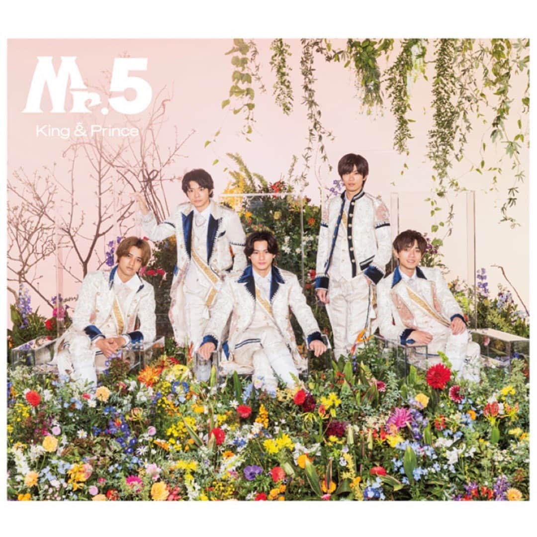 草川瞬のインスタグラム：「【Works】 ⁡ 2023.04.19 Release!! ⁡ King & Prince BEST ALBUM 【Mr.5】 ⁡ 収録 ・君を待ってる (作曲) ・ I promise (作詞,作曲) ⁡ 提供させて頂きました ⁡ そして コーラスも多くの楽曲で参加させて頂いております ⁡ 個人的な感情を言わせてもらうと 嬉しくもあり寂しい気持ちも否めない 凄くエモーショナルなAlbum ⁡ King & Princeというグループがデビュー発表の前に シンデレラガールと言う楽曲の仮歌をさせてもらい そこから沢山の楽曲に携わらせて頂きました 作品を提供したり 仮歌やコーラスをさせてもらったり デビューから長く色んな作品に携わらせてもらっていたキンプリは自分の中で特別な存在でした  仕事で携わらせてもらっていましたが 僕はただのオスティアラです ⁡ 彼らの5人としての作品はこれで最後となりますが 音楽はいつまでもずっと残っていくし これからもずっと楽しませてもらいたいと思います ⁡ 暫くBest Album聞いて色んなキンプリの世界を楽しみたいと思います ⁡ 是非Check宜しくお願いします  「君を待ってる」 Lyric : @takahashiyu_official1226  Music : Susumu Kawaguchi, 草川瞬, 佐原康太 Arrangement : 田渕夏海, Susumu Kawaguchi, 佐原康太  「I promise」 Lyric : KOMU, 草川瞬 Music : @grp_beatz, 草川瞬 Arrangement : 生田真心」