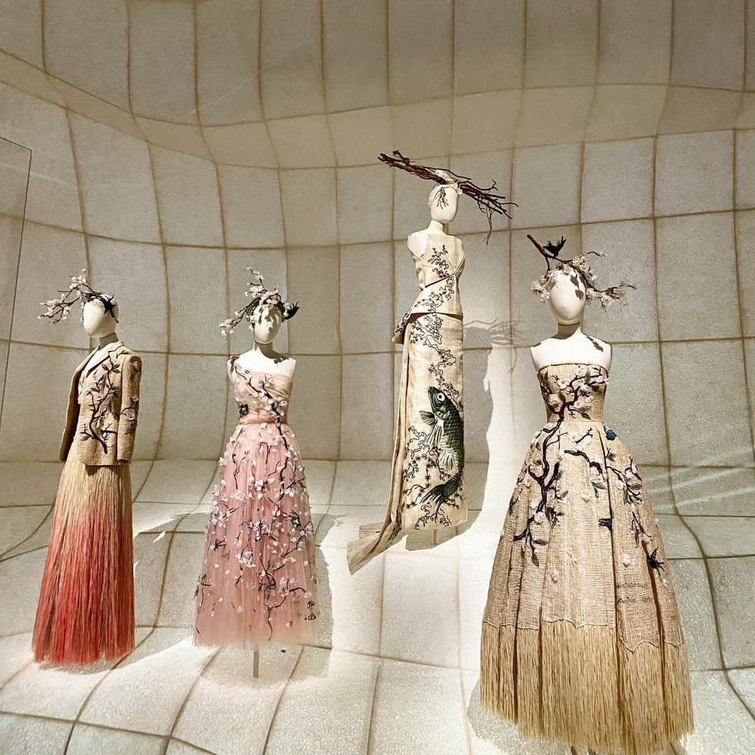 cahoさんのインスタグラム写真 - (cahoInstagram)「🕊    #Dior  #クリスチャンディオール  #美術館」4月19日 17時33分 - o0___bb