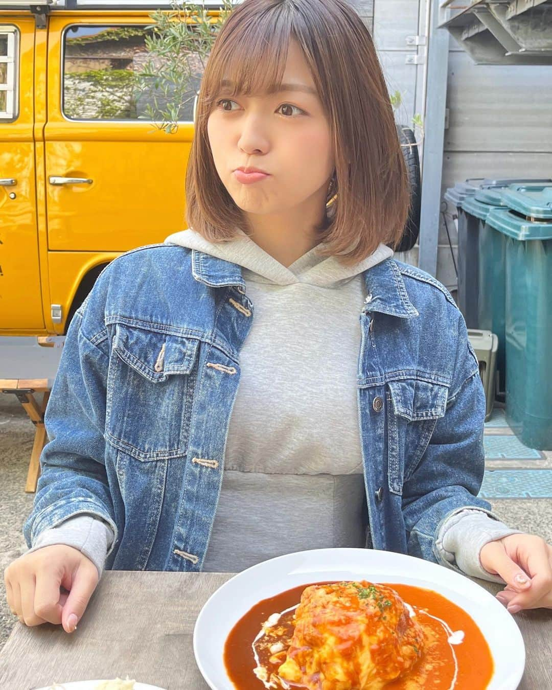 中村歩加さんのインスタグラム写真 - (中村歩加Instagram)「友達と、 新潟古町へ ランチした時に食べたオムライス🍽  トマトソースと デミグラスソースが半分ずつかかってるのが最高すぎた~~~🥺🥨 とろとろふわふわのオムライスが大好きなので最高でした🥚🫶  #オムライス #おむらいす #オムライスランチ #オムライス巡り #新潟カフェ #新潟ランチ #新潟観光 #古町グルメ #古町ランチ #life古町」4月19日 19時30分 - nakamuland_official