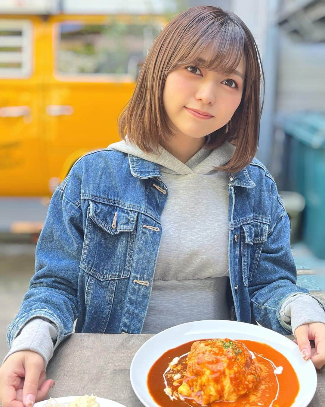 中村歩加さんのインスタグラム写真 - (中村歩加Instagram)「友達と、 新潟古町へ ランチした時に食べたオムライス🍽  トマトソースと デミグラスソースが半分ずつかかってるのが最高すぎた~~~🥺🥨 とろとろふわふわのオムライスが大好きなので最高でした🥚🫶  #オムライス #おむらいす #オムライスランチ #オムライス巡り #新潟カフェ #新潟ランチ #新潟観光 #古町グルメ #古町ランチ #life古町」4月19日 19時30分 - nakamuland_official