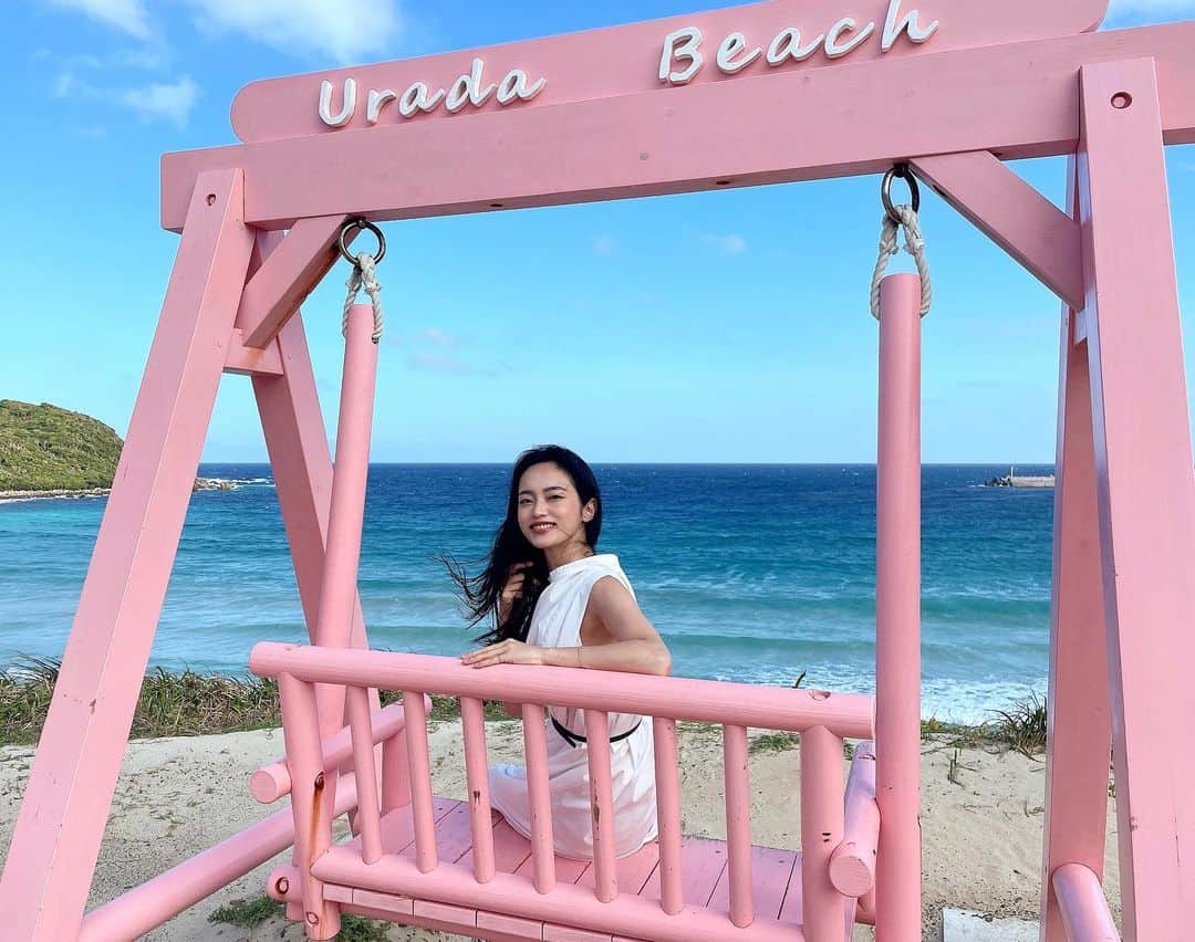 市川あまみのインスタグラム：「映え写真😂❤️📸 あったかくなってきて海が恋しいよお🏖 . 種子島にあるヨガの聖地のひとつの浦田海岸🧘‍♀️ ここの海岸の近くにあるスムージー屋さんがとっても美味しかったのでいった際は飲むべし🥰 . 2枚目にオススメしてる強風に煽られながらの動画があるので時間あったらみてみてねー！笑❤️ . #種子島#ヨガの聖地#ヨガ連盟#ヨガインストラクター#旅するヨガインストラクター」