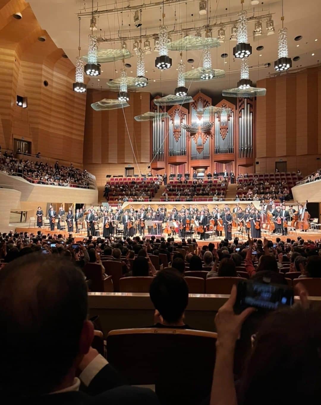 佐渡裕さんのインスタグラム写真 - (佐渡裕Instagram)「新日本フィルハーモニー交響楽団第5代音楽監督に就任しました！ その披露公演となった4月の定期演奏会はR.シュトラウスの＜アルプス交響曲＞を、翌週の「すみだクラシックへの扉」はドヴォルザークの＜新世界＞交響曲をメインに取り上げました。 横浜みなとみらいホールと、可児市総合文化センターalaでも公演し、12泊の日本滞在中に合計3プログラム分のリハーサルと6回の本番を行いました。全て完売し、我々の新しいスタートを大勢が心待ちにしてくださってい事を実感しました。ご来場くださった皆様には心から感謝しかありません！ 錦糸町駅からすみだトリフォニーホールまでの道には、NJP創立50周年を祝う赤い旗がずらっと飾られ、各ホールのホワイエには僕の等身大のパネルが何体も並べられ、就任を盛り上げてくれました！ トリフォニーホールでの公開リハーサルでは、新世界交響曲の魅力を賛助会員や地元・墨田区民の方に直接語りかけたり、いくつかの取材を通して墨田区の魅力を伝えたりもしました。 また遂にこの春から墨田区内に小さなアパートを借りて住み始めました。街の雰囲気や交通の便利さを知り、素敵なお店もたくさん発見して、墨田の街を大変楽しんでいます！ 街の文化の中心にオーケストラが存在し、しっかりとその役目を担う。まだ最初の1歩を踏み出したところですが、これからもゆっくり、じっくり取り組みたいと思っています。  Finally I was successfully appointed the fifth Music Director of the New Japan Philharmonic @newjapanphil ! In April, I conducted the subscription concert, featured R. Strauss‘s <Eine Alpensinfonie> and the following week I also conducted called “Sumida Classical Music Concert" featured Dvořák's symphony <From the New World>. We also performed at @yokohamammh and at the Kani City Cultural Creation Center. During my 12-night stay in Japan, I had rehearsals for 3 programs and had 6 concerts. All the concert was sold out and I realized how many people were looking forward to our new start. I’d like to say thank all the audience from the bottom of our hearts! There were the red flags celebrating NJP's 50th anniversary on the road from Kinshicho Station to @triphonyhall , and were lots of life-size panels of me in the lobby of each hall. When the open rehearsal at Sumida Triphony Hall, I spoke directly to supporting members and local Sumida residents about the <From the New World> and conveyed the charms of Sumida in several media interviews. Lastly, I started living in Sumida this spring. I am enjoying this town very much, getting to know the atmosphere of the city and discovering many nice shops! The orchestra should be the heart of the culture of the city and fulfill our mission. We have only just taken our first steps, but I will keep running with NJP.  #新日本フィルハーモニー交響楽団#NewJapanPhilharmonic #錦糸町#Kinshicho#墨田区#Sumida#すみだトリフォニーホール#SumidaTryphonyHall #横浜みなとみらいホール#YokohmaMinatomiraiHall#可児市総合文化センター#KaniCityCulturalCreationCenter  #佐渡裕#YutakaSado @yutakasado_official」4月19日 17時35分 - yutakasado_official