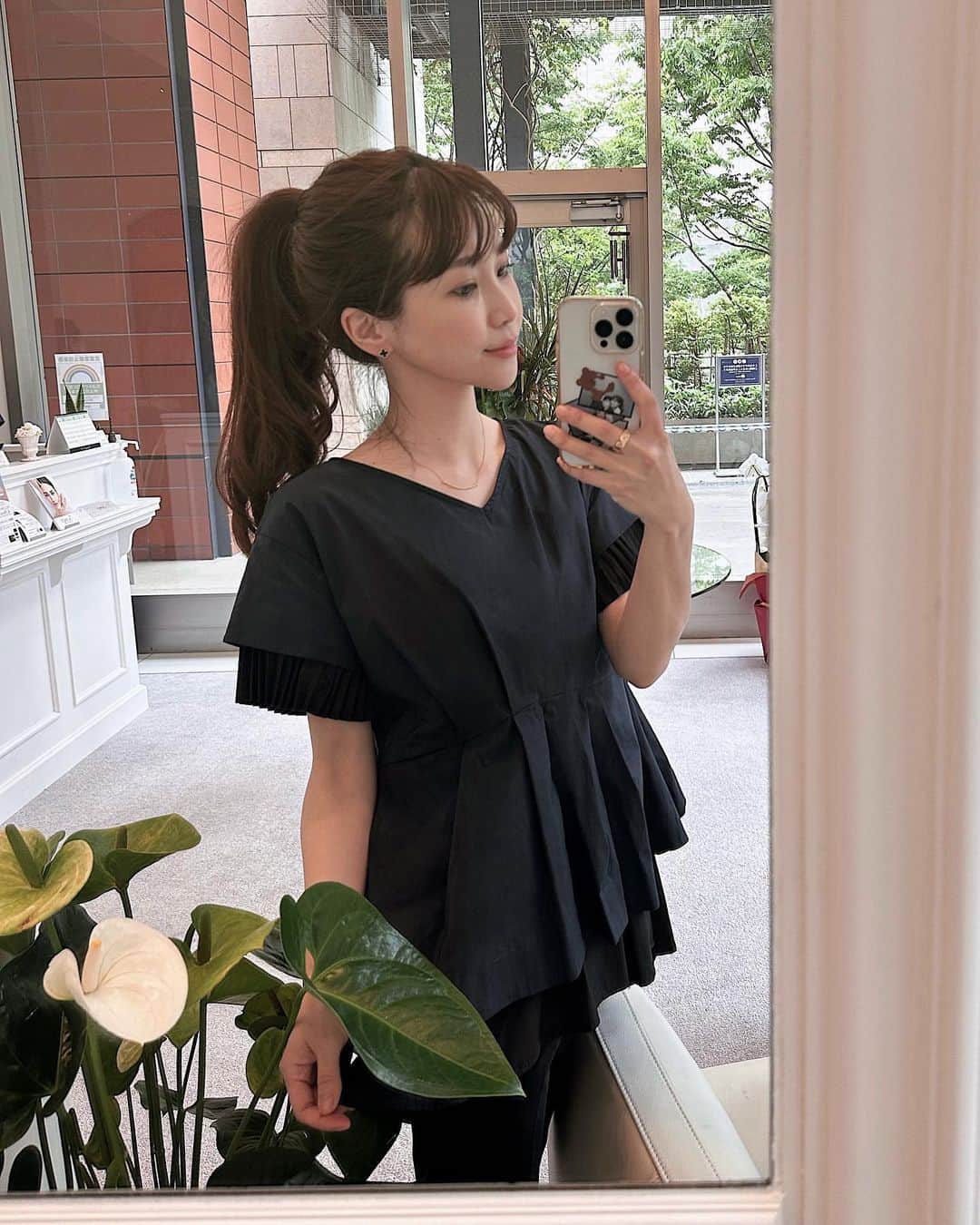 喜田彩子のインスタグラム：「⁡ ⁡ ストーリーにも載せましたが 昨日は何十年ぶり！？ってくらいにボディエステへ💆🏼‍♀️ 普段マッサージや整体にも行く習慣がないので 予約した時から嬉しくてワクワクしちゃった♡♡ ⁡ 六本木ヒルズにある 日本初のギノー直営店サロン @guinot_tokyo  ⁡ ⁡ ギノーオリジナルマシンが凄くて 一度に ☑︎ ヒート作用で肌の表面を温める ☑︎イオン導入で肌の水分補充を高めてくれる ☑︎セルライトを燃焼しやすくほぐしてくれる　優れもの✨ ⁡ ⁡ まず片足やってもらうと、グググッと上がり 浮腫が取れ、足首なんて笑ってしまうほど変わり 昔主人に言われた『足首太い』の言葉を思い出したよね。 ⁡ 足首が相当浮腫みやすいのかしら？😂 ⁡ ⁡ とにかく。 心地よいくらいの痛みで吸引し セルライトをほぐし、引き締め効果もありながら 肌自体の水分補充を高めて 肌を潤せてくれる保湿効果もあるので とっても気持ちよくリラックスしながら 身体も気持ちもスッキリ出来ました🌿 ⁡ ⁡ フェイシャルやハーブトリートメントなどもあるので また行きたいなぁ♡♡ ⁡ ⁡ #ギノーアンスティテュパリ #六本木エステ #エステサロン #ギノー #ギノージャパン #六本木ヒルズ #隠れ家サロン #痩身#フェイシャル#ギノーアンスティテュパリ #六本木エステ #エステサロン#ギノー #ギノージャパン #美容好き #セルライト除去 ⁡ ⁡ ⁡ ⁡ ⁡」
