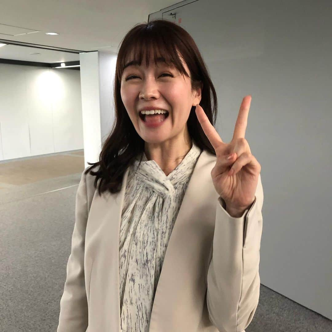 村山千代さんのインスタグラム写真 - (村山千代Instagram)「帰り際、 いろんな人に会えた。というか、いた。 エレベーター開いたらそこに配信おじさん。 (社名ポロシャツじゃなくてパタゴニア…でもないw) 電話してるのにカメラ向けたら目線くれるお姉さん。 (最後はミポ先輩 @miho_kawamu  のモノマネ) 今日も愉快なビルディングです。 #最後の写真が本物のミポさん #アナウンサー #女子アナ #配信おじさん #写真の使用許可もらいました」4月19日 17時50分 - chiyocolate420