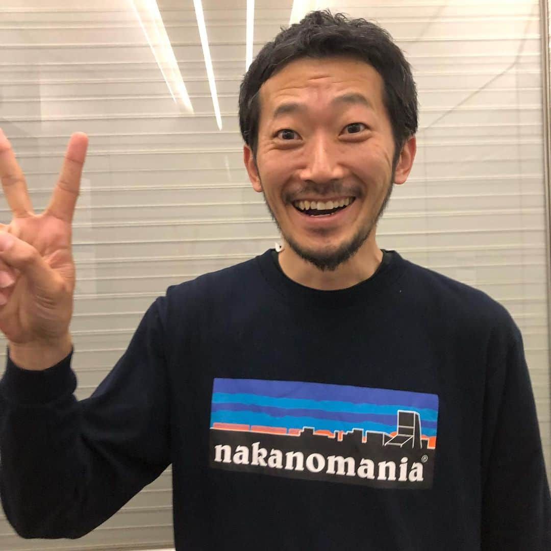 村山千代さんのインスタグラム写真 - (村山千代Instagram)「帰り際、 いろんな人に会えた。というか、いた。 エレベーター開いたらそこに配信おじさん。 (社名ポロシャツじゃなくてパタゴニア…でもないw) 電話してるのにカメラ向けたら目線くれるお姉さん。 (最後はミポ先輩 @miho_kawamu  のモノマネ) 今日も愉快なビルディングです。 #最後の写真が本物のミポさん #アナウンサー #女子アナ #配信おじさん #写真の使用許可もらいました」4月19日 17時50分 - chiyocolate420