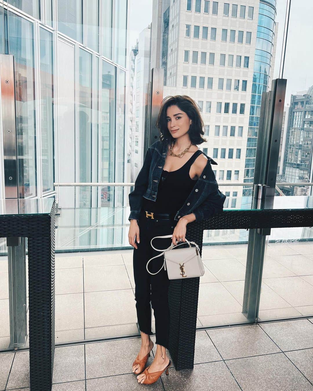 ケリーのインスタグラム：「今日の私服は @rolaofficial のブランド @studior330 の新作Spring&Summer コレクションのデニムジャケット🖤  素材が地球環境に優しい、リサイクルしたサスティナブルなデニム🌱🌍✨  デザインが可愛いし、めちゃおしゃれ！  ショートヘアにしてからだいぶ雰囲気が変わったと思う⁉️ @kotaro_s.o.h に切ってもらいました💇🏻‍♀️  Today’s #ootd @rolaofficial sustainable brand @studior330 denim jacket 🌍🌱✨  It’s so comfy and I loved the design🖤  #ootd#sustainable#studior330 #私服#サスティナブルファッション」
