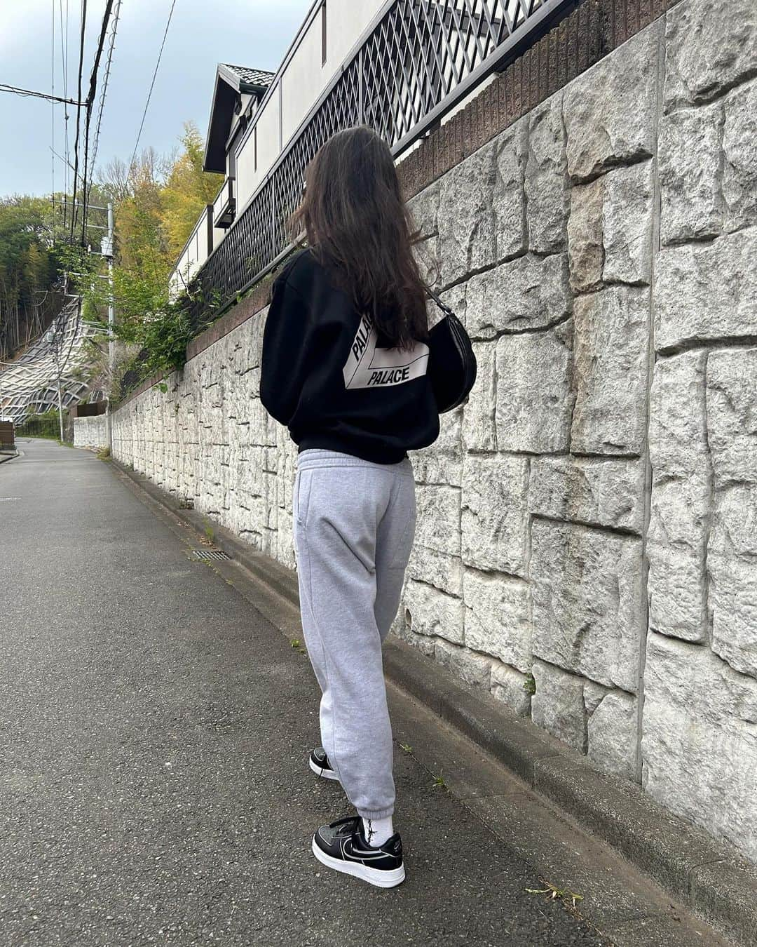 菊川リサさんのインスタグラム写真 - (菊川リサInstagram)「I really don't remember exactly when I got into streetwear but recently I've been wanting up my fashion game...howeverr being in Japan limits the clothing available to buy that actually fits me🤣 I literally mostly buy mens clothing because women's wear is way too tiny😅 Like literally ALL of my sneakers are mens...🤦🏼‍♀️」4月19日 17時45分 - lisa_kikukawa