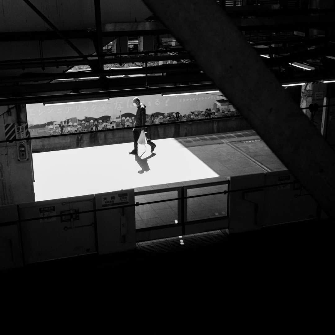 naotakeさんのインスタグラム写真 - (naotakeInstagram)「#駅 - #station / GR IIIx & Lightroom, 20230420 . . 風呂上がり、柱に思いっきりヒザ蹴りをした。さらが痛い。 . . #spicollective #streetphotographyinternational #royalsnappingartists #infamous_family #rsa_main #infinity_photo_cult #jp_gallery_member #jp_gallery_bnw #team_jp_モノクロ #ig_nihon #streetphotographybnw #igersjp #ig_streetclub #bnw_greatshots #bnw_artstyle #bnwsouls #wp_bnw #bnw_igers_ #pr0ject_bnw #igers_bnw #bnw_splendid #storyofthestreet #japancityblues #shadowspoetry #grsnaps #gr_meet_japan  #shootgr #写真好きな人とつながりたい」4月19日 17時47分 - naotake_speaks