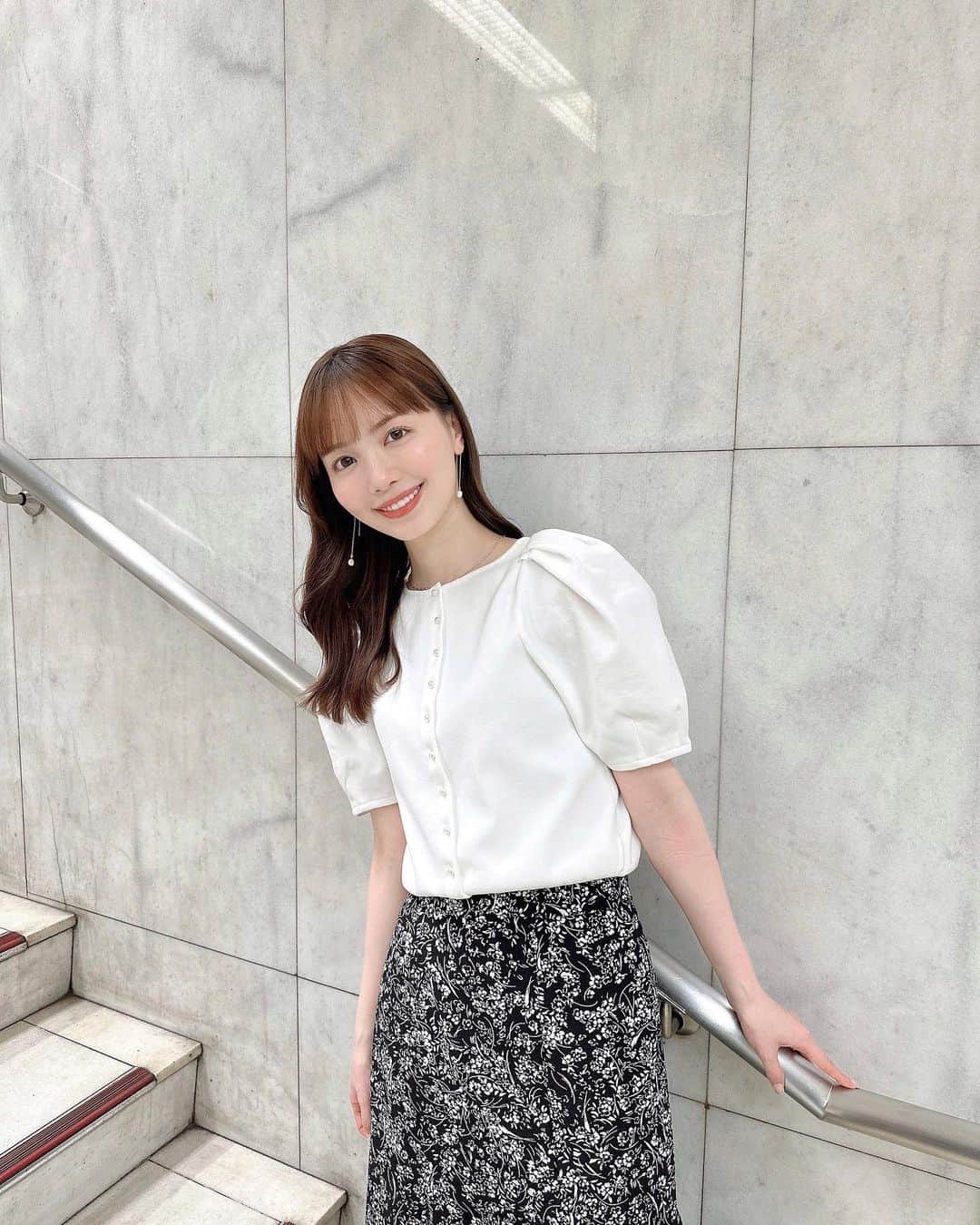 山根千佳のインスタグラム：「. . 春服が着れる気温になってきて とっても幸せ〜🌿  お気に入りのアクセサリーは 長さが絶妙なパールピアスと 何にでも合うシンプルなネックレス🧸💍 @no.25accessory さんのものです♡♡ . . #no25accessory #アクセサリー  #アクセサリー好き #ピアス #パールピアス　 #ゴールドアクセサリー #金属アレルギー  #金属アレルギー対応 #淡水パール  #ゴールドピアス #ネックレス #山根千佳 #jusglitty #ジャスグリッティー #トップス #snidel #スナイデル #花柄スカート」