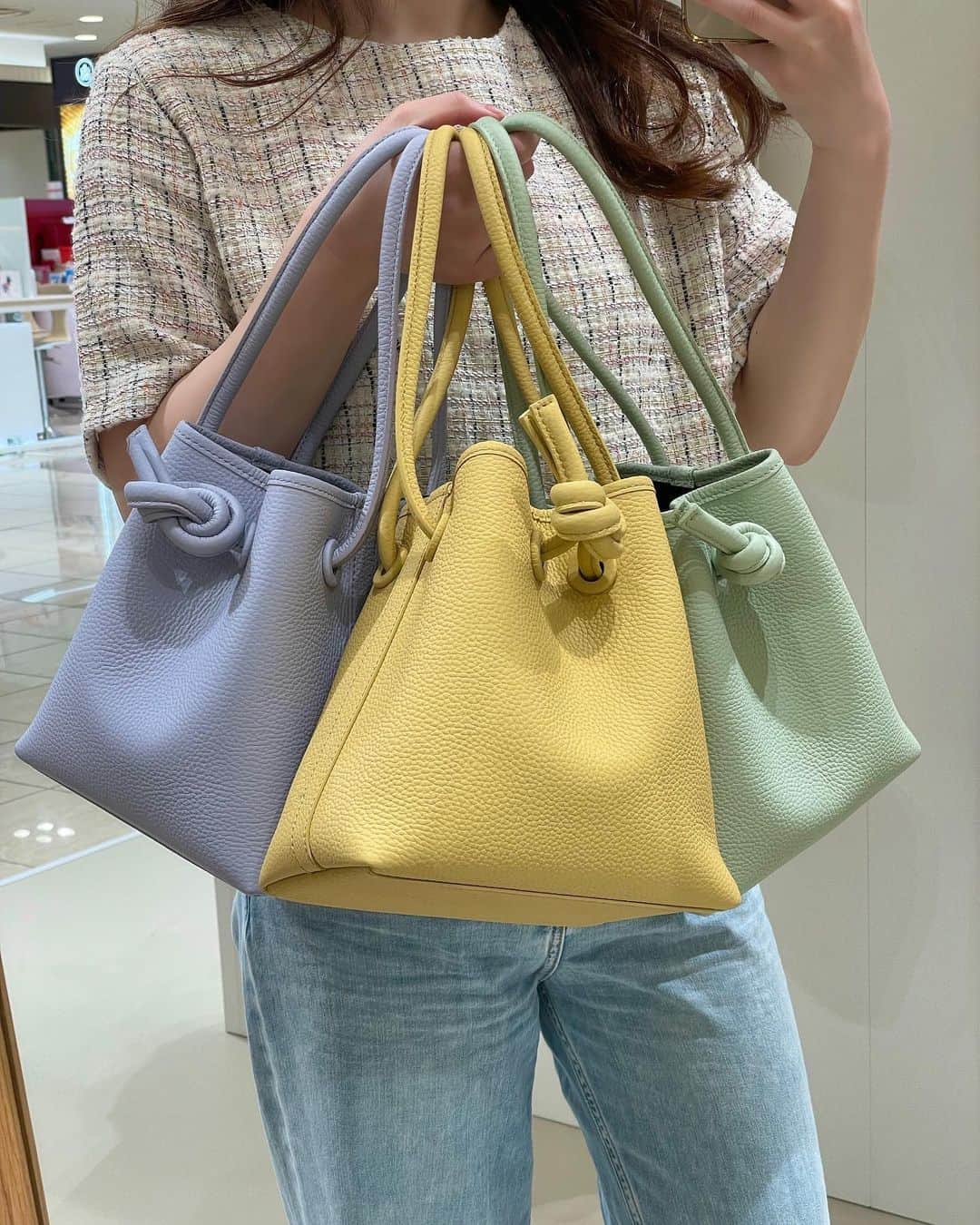 minari_224のインスタグラム：「🤍 初VASICは、オールシーズン使いやすいサイズ感とカラーのClub Mini MiniのTerracotta ☕️🤎  SSのラフィアシリーズも、定番も、やっぱり生で見ると可愛さ倍増…🤍🤍🤍🕊  教わった結び方もさっそく👜🤎 動画撮らせていただいた☺️♡  ノベルティも可愛い🥺🫶🏻 全身のサイズ感撮ったらまた載せます🤎  【VASIC POP-UP STORE】 ジェイアール名古屋タカシマヤ 3F ローズパティオ 2023/4/19(水)～25(火)  #vasic #ヴァジック #vasicbond #ClubMiniMini  #名古屋 #名古屋高島屋 #ジェイアール名古屋タカシマヤ #名古屋駅 #名駅 #pr」