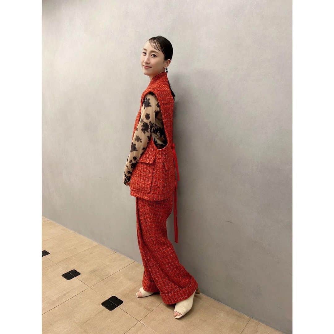 松井玲奈のインスタグラム：「今夜7時『世界の何だコレ!?ミステリーSP』に出演します。 スタッフさんが一生懸命解析した、〇〇な猫？！や驚きの建物のなど、何だコレ⁉︎がたくさんでした🌍」