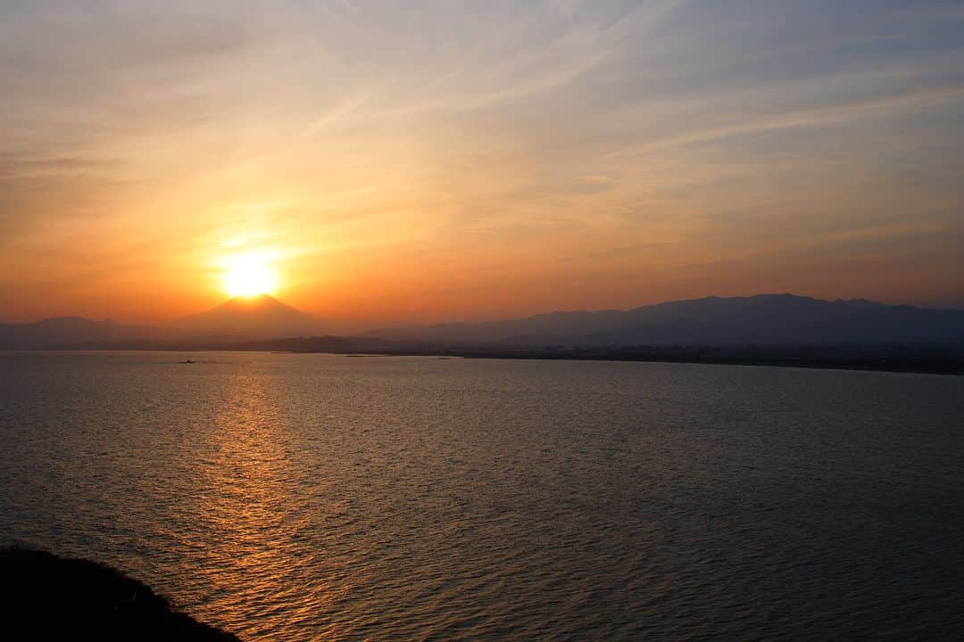 江の島・鎌倉 ナビさんのインスタグラム写真 - (江の島・鎌倉 ナビInstagram)「江の島島内  夕暮れ時に江の島の島内を散策すると、 うっとりするような絶景に巡りあえることがあります。 夜も過ごしやすいこの季節に、ぜひお出かけしてみてください。  ※こちらは過去に撮影した写真です。  #夕焼け #夕陽 #夕日 #サンセット #江ノ島 #江の島　#鎌倉 #江の島鎌倉 #江ノ電 #enoden #enoshima #kamakura #enoshimakamakura #kanagawa #japan #絵はがきになる日常を   Webサイト「江の島・鎌倉ナビ」でもいつ訪れても楽しめる江の島・鎌倉の魅力をたっぷりお伝えしています♪プロフィール欄のURLよりアクセスください☺ @enokama」4月19日 18時00分 - enokama