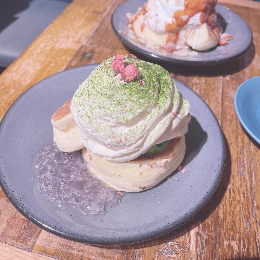 戸奈あゆみのインスタグラム：「春のパンケーキ🥞 桜好きすぎて無理っ!!ʚ🌸ɞ  でも、これ食べたの4/1だから、そろそろパンケーキ不足🥺🥺   @shibuyaespressodworks さん、今月も美味しかったです（🍒•᎑•🍒）  #カフェ #カフェ巡り #カフェ部 #カフェ好きな人と繋がりたい #カフェ活  #東京カフェ  #パンケーキ #パンケーキ巡り #パンケーキ部 #スイーツ #スイーツ好きな人と繋がりたい #スイーツ部 #スイーツ巡り #パンケーキ好きな人と繋がりたい #渋谷パンケーキ #渋谷カフェ  #渋谷グルメ  #espressodworks」