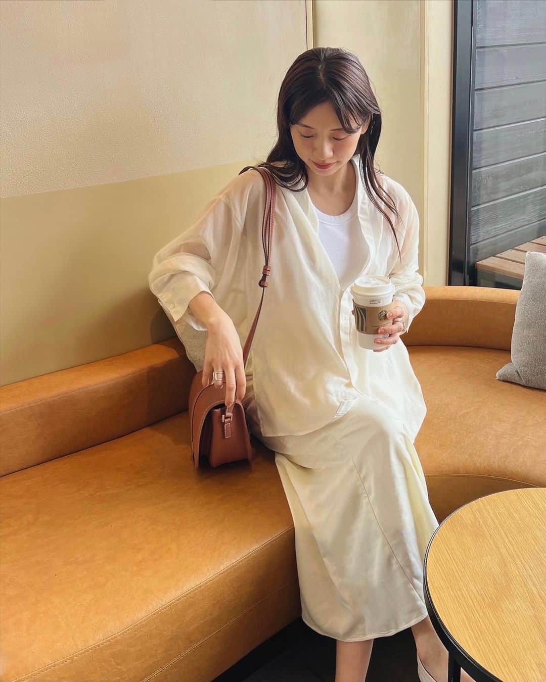 さんのインスタグラム写真 - (Instagram)「・ 白コーデ🕊 のポイントに @folnua_jp のバッグ。  ドライブスルーのスタバ行こー！と結局ゆったりしたくて店内でのんびりしました☕️  前の @folnua_official 白バッグをすごい使っていたので、今回は色があるのもにしてみました🫰🏻 見た目以上に入るのが好きなとこ☺️♡  #folnua #bag #白コーデ #フォルニュア #폴뉴아」4月19日 17時55分 - natsukoakahani