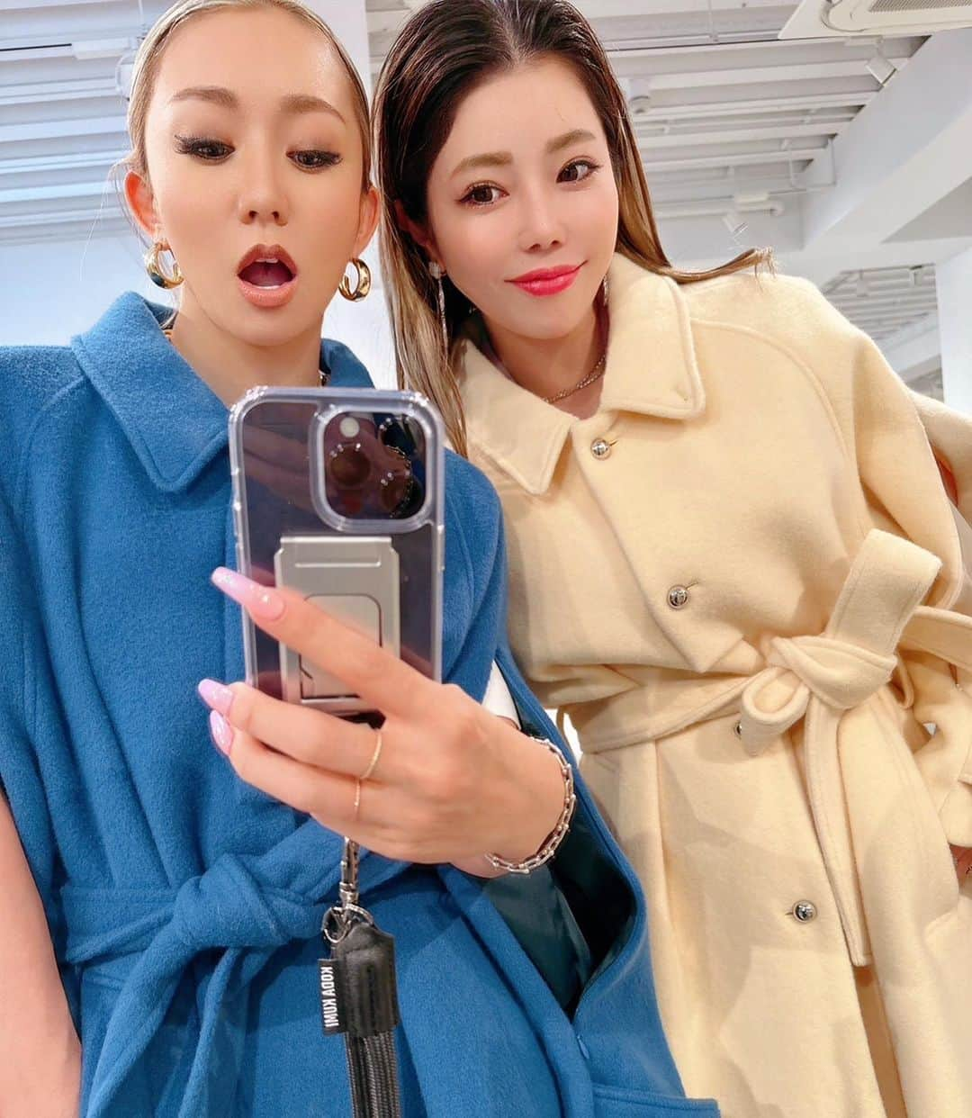 住谷杏奈さんのインスタグラム写真 - (住谷杏奈Instagram)「･ 倖田來未さん @kodakumi_official と Ameri @amerivintage の展示会へ行ってきましたー👗 ･ ･ 私はAmeriファンになってから5年くらい経つのかなぁ💭 もうクローゼットほぼAmeri🫶 たまにポールがポキッと折れます🌳笑 ･ ･ 毎回Ameriの展示会シーズンは、 1週間くらいどの服をオーダーするかで Ameriの事しか考えない期間がやってきます😂😂😂 ･ ･ 今回は、絶対にくみさんが今まで 自分では選ばなかったであろう服をあえてあわせて、 "新生くみこ"を勝手にコーディネートしました🥹😂✨ なんでも似合うから楽しかったぁ😆 ･ くみさんの秋冬コーデお楽しみにー😘 ･ ･ @blackstone705 に Ameri愛を伝えられてよかった🫶 ･ @haruka._.style いつもありがとうございます😊」4月19日 17時56分 - annasumitani