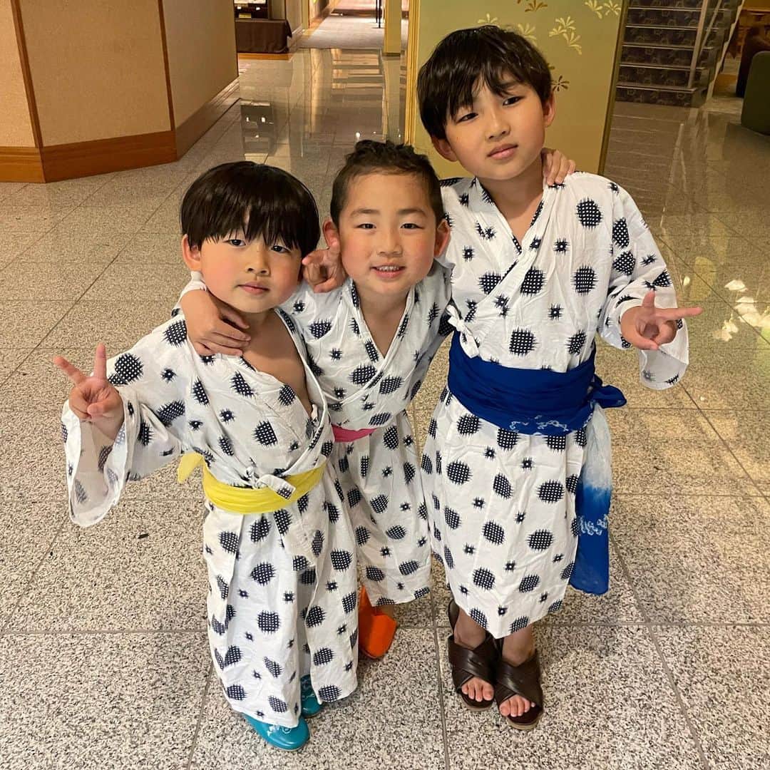 しょうやんのインスタグラム：「浴衣男子。  仲良い時はいいんだよ。 いい写真がとれた。  思い出はいっぱいつくる。。 成長は早いなー  #しょうやん男三兄弟 #男三兄弟 #三兄弟 #子供のいる暮らし」