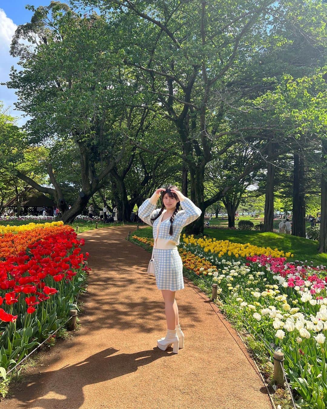 ちとせよしののインスタグラム：「桃ちゃんと昭和記念公園☺︎︎ いい天気で癒された☺️🫶🏻  チューリップめちゃ綺麗に撮れたから見て~🌷✨  #国営昭和記念公園 #昭和記念公園 #チューリップ畑 #セットアップ #niceclaup」