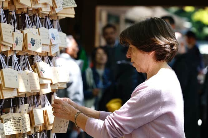 フランス大使館のインスタグラム：「🗾 Retour sur le déplacement de #catherinecolonna au #Japon, du 15 au 18 avril.   La ministre s’est rendue à la réunion ministérielle #G7 sous présidence 🇯🇵 qui s’est tenue à #Karuizawa avec différentes sessions de travail, portant la paix & la sécurité face aux enjeux & défis sécuritaires mondiaux (#changementclimatique, #pollution, guerre en #Ukraine, etc.).  ❝ Le G7 est uni pour défendre un ordre international fondé sur la règle de droit et les principes de la Charte des #NationsUnies. ❞ - Catherine Colonna   Elle a pu s’entretenir avec ses homologues 🇯🇵 @hayashi_yoshimasa, 🇨🇦 @melaniejoly, 🇩🇪 @abaerbock 🇮🇹 @antoniotajani, 🇬🇧 @jamescleverly, 🇺🇸 @secblinken ainsi que @josep_borrell_f, Vice-président de @uefrance.  📸 @judith.litvine / MEAE  @ambafrancejp @g7 @nezumuseum #diplomatie #diplomacy #ONU #Tokyo #multilatéralisme #OnePlanet #IndoPacific」