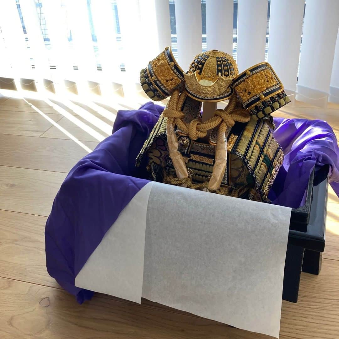 D BY DADWAY（ディーバイダッドウェイ）のインスタグラム：「こどもの日準備 ーーーーーーーーーーーーーーーーーーー  こんにちは、D by DADWAYデザイナーのsuiです。  窓を開けていると爽やかな新緑の香りが風を伝ってくるようになりました。  もう４月も後半。 そろそろ端午の節句の準備を始めなくては。 まずはお人形や兜の設置から始めます。  私も子どもの頃は年に一度その期間に見る雛人形に特別な感じがしていました。 そして今思うと母はこの時のためだけに手間を惜しまず準備していたことに気がつきました。  我が家の息子が大きくなり、新緑の時期になると思い出す記憶の１ページになってくれたらなと思います。 今年は大好きなミニカーを兜の前に並べる息子の姿がすでに目に浮かびます。 さて、頑張って準備をしようっと。  #dadway #ダッドウェイ #dbydadway #ベビー #赤ちゃん #ママ #デザイナー #1歳半 #1歳半ママ #男の子ママ #育児日記 #子育て記録 #新米ママ #子供のいる暮らし #suiコラム #成長記録 #令和4年ベビー #端午の節句 #こどもの日準備 #こどもの日 #子供の日 #お散歩」